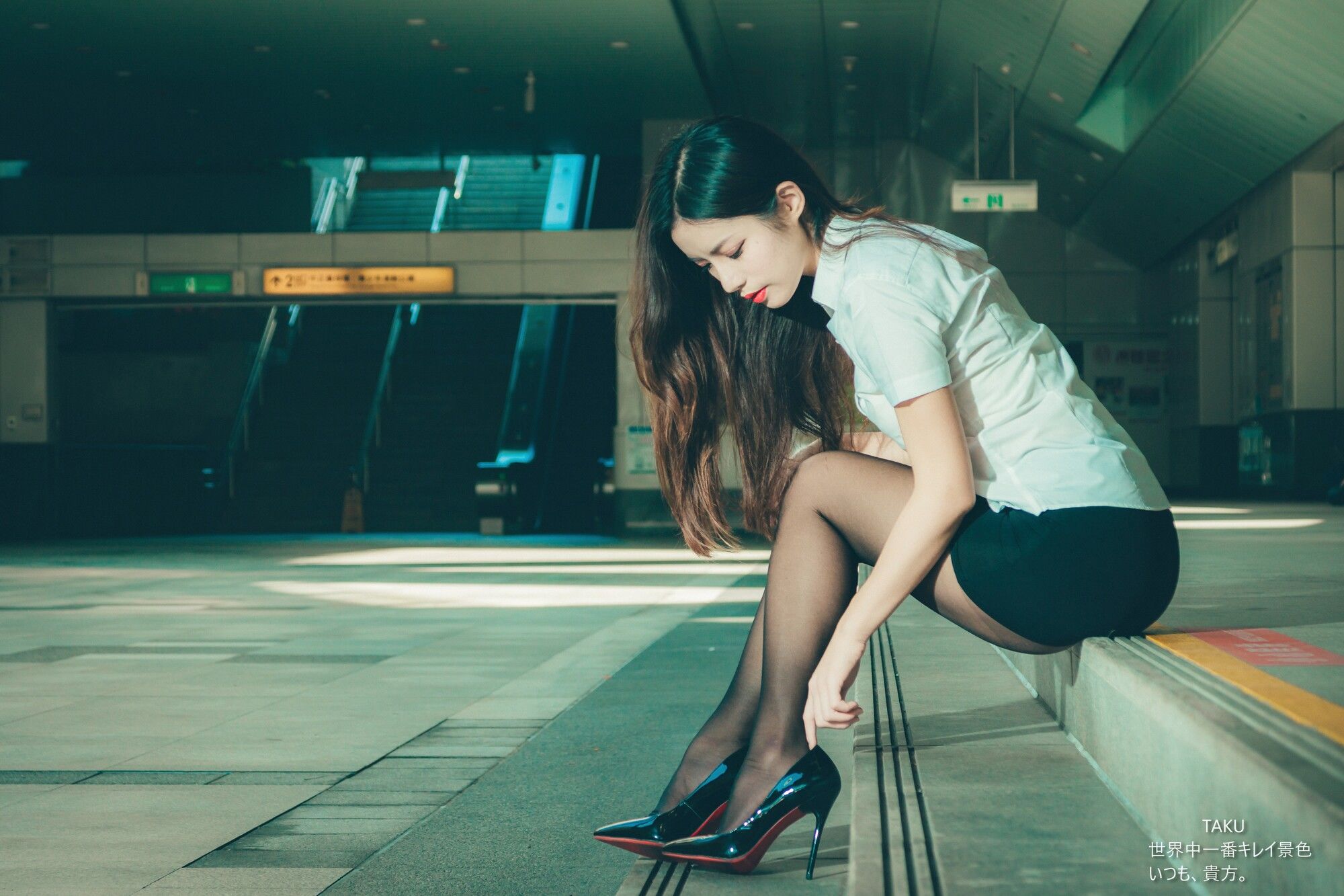 [台湾网红美女] 黄书庭 OL黑絲外拍 写真集