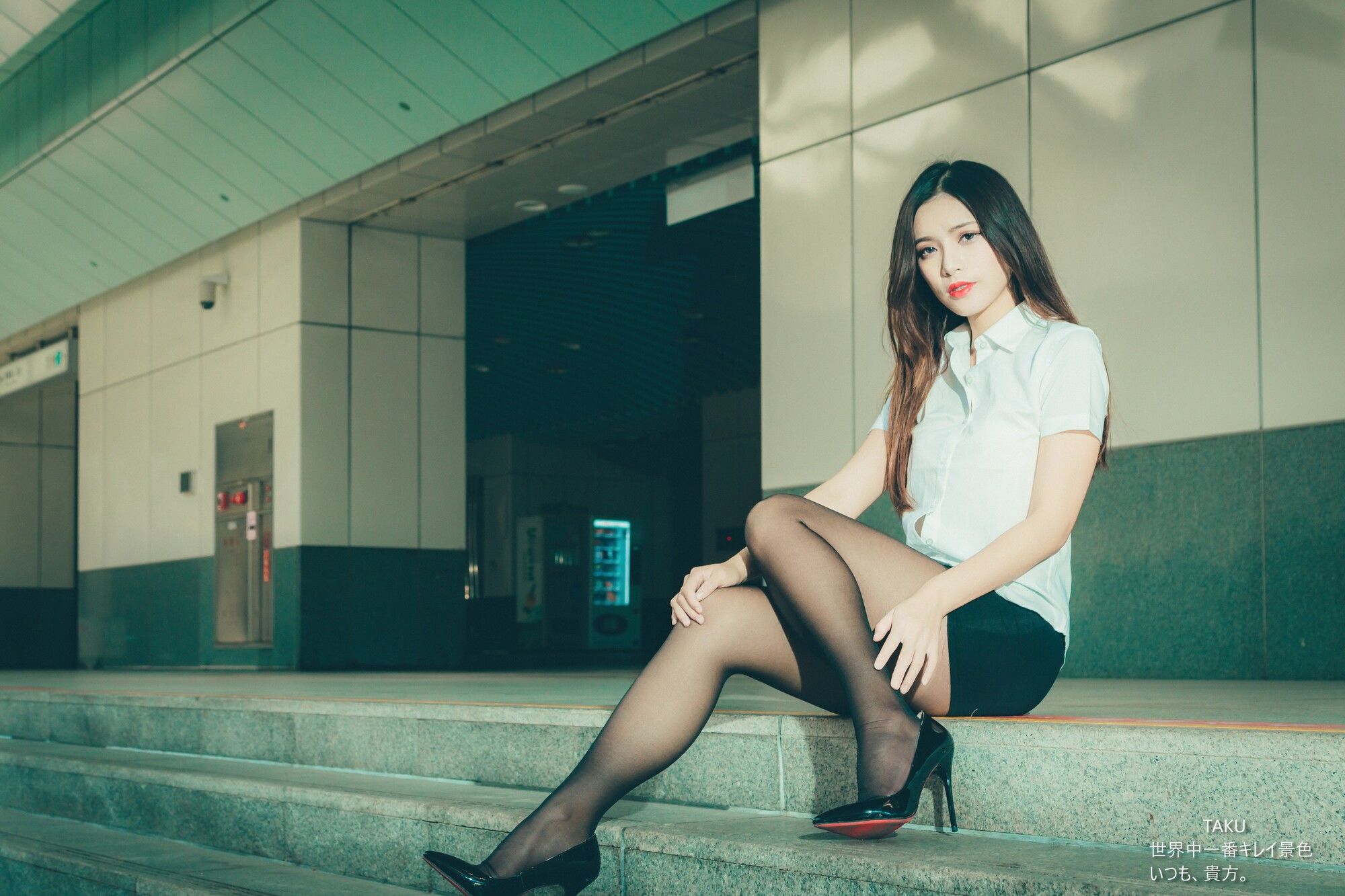 [台湾网红美女] 黄书庭 OL黑絲外拍 写真集