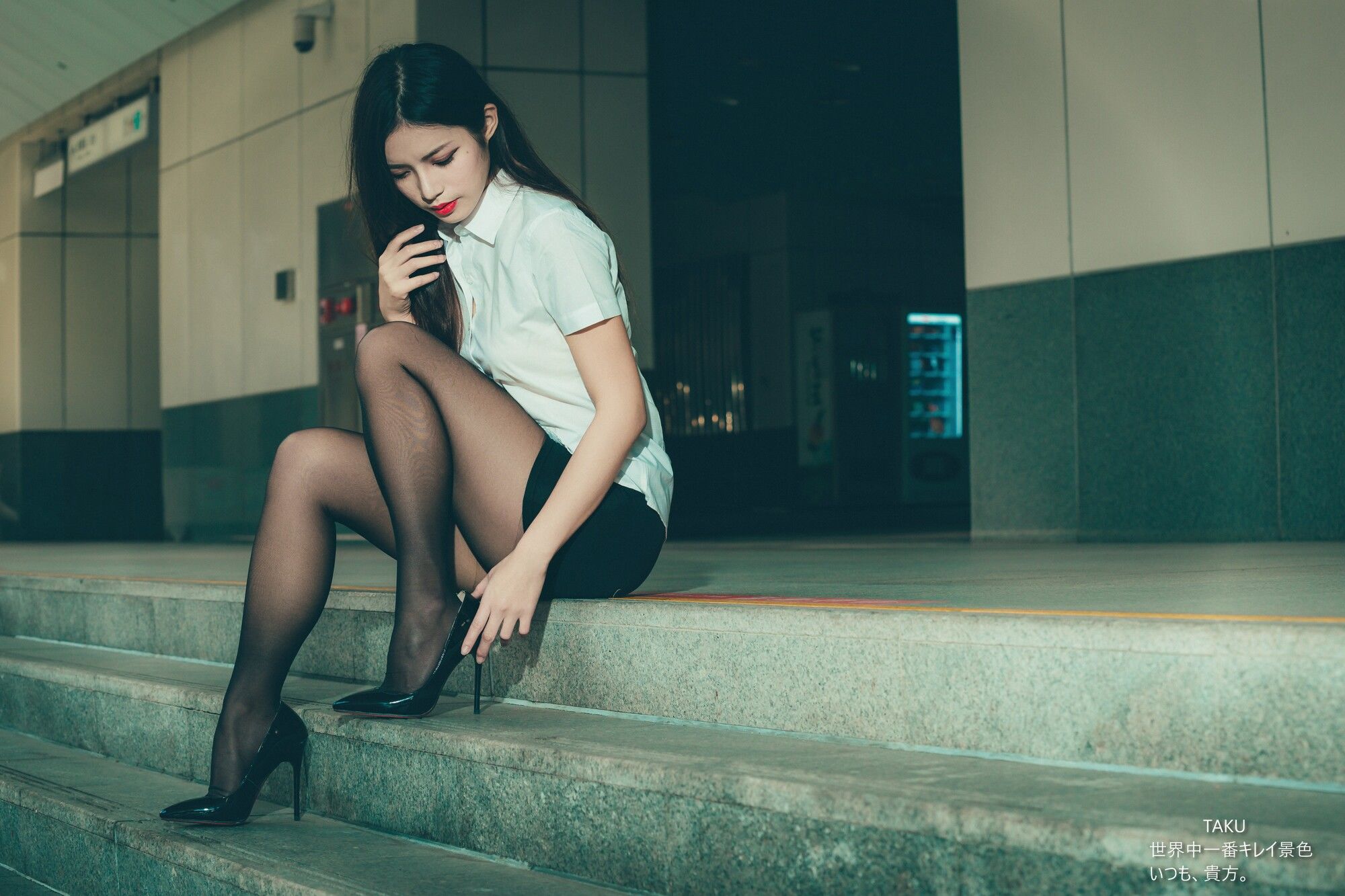 [台湾网红美女] 黄书庭 OL黑絲外拍 写真集