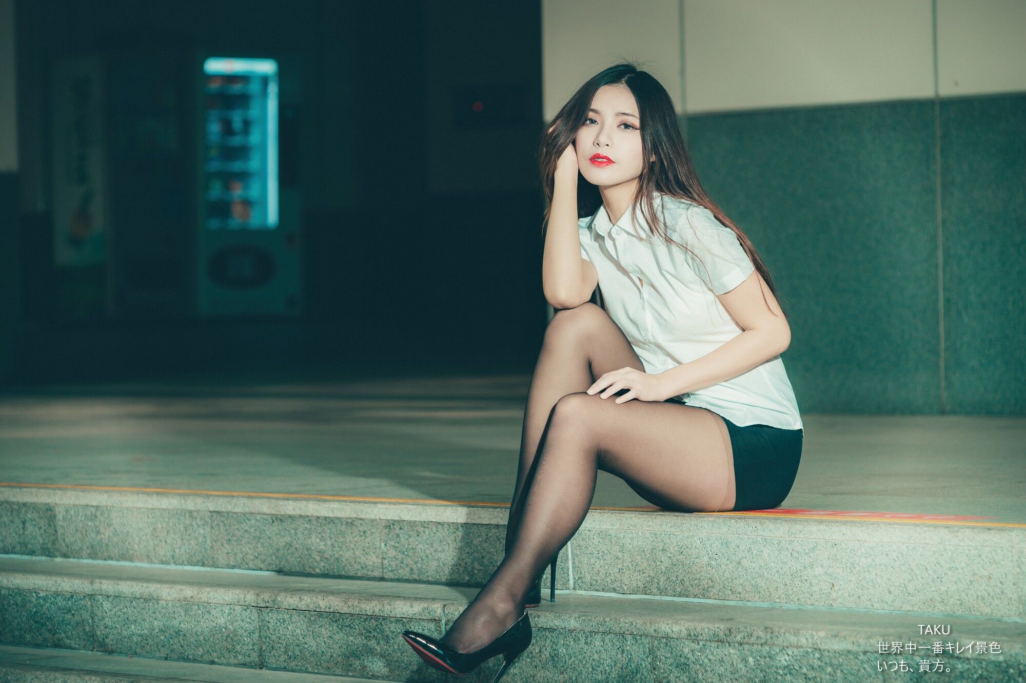 [台湾网红美女] 黄书庭 OL黑絲外拍 写真集