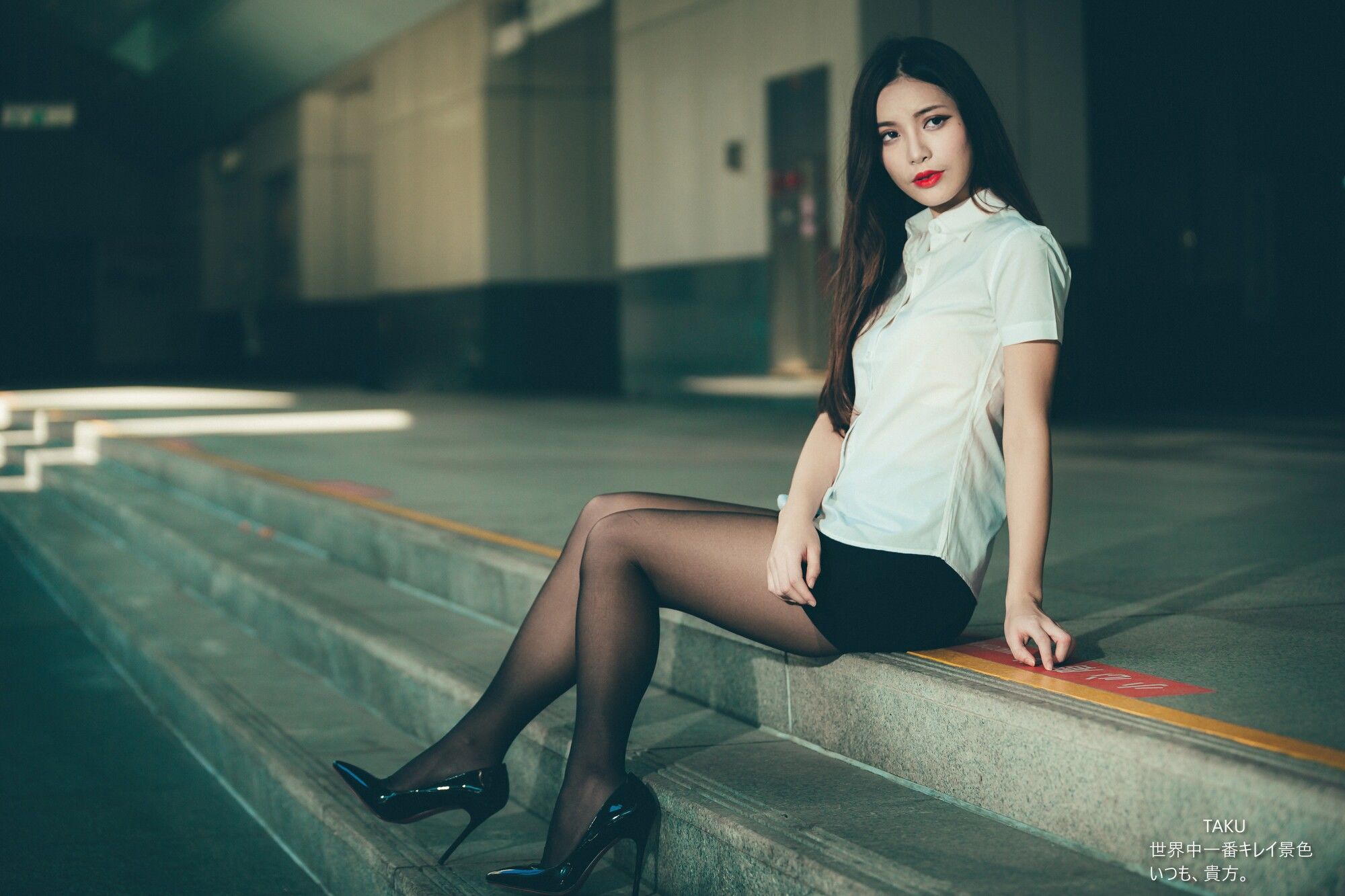 [台湾网红美女] 黄书庭 OL黑絲外拍 写真集