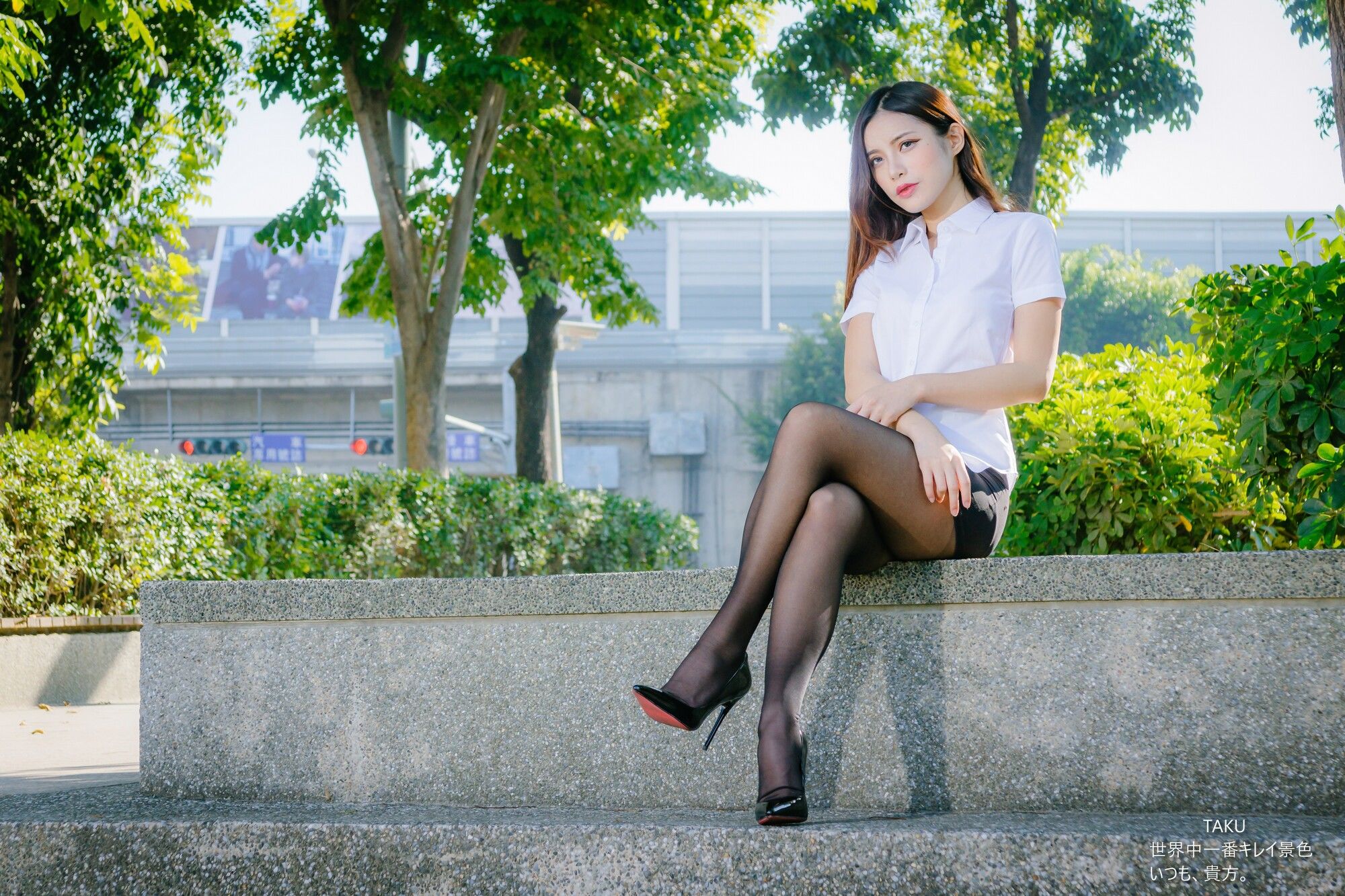 [台湾网红美女] 黄书庭 OL黑絲外拍 写真集