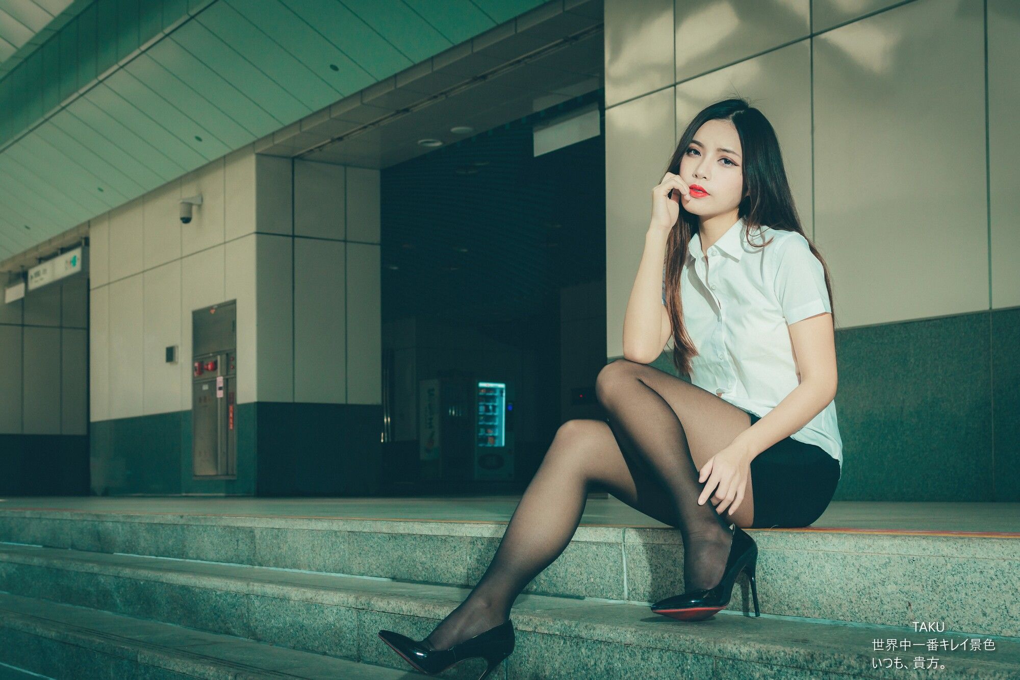 [台湾网红美女] 黄书庭 OL黑絲外拍 写真集