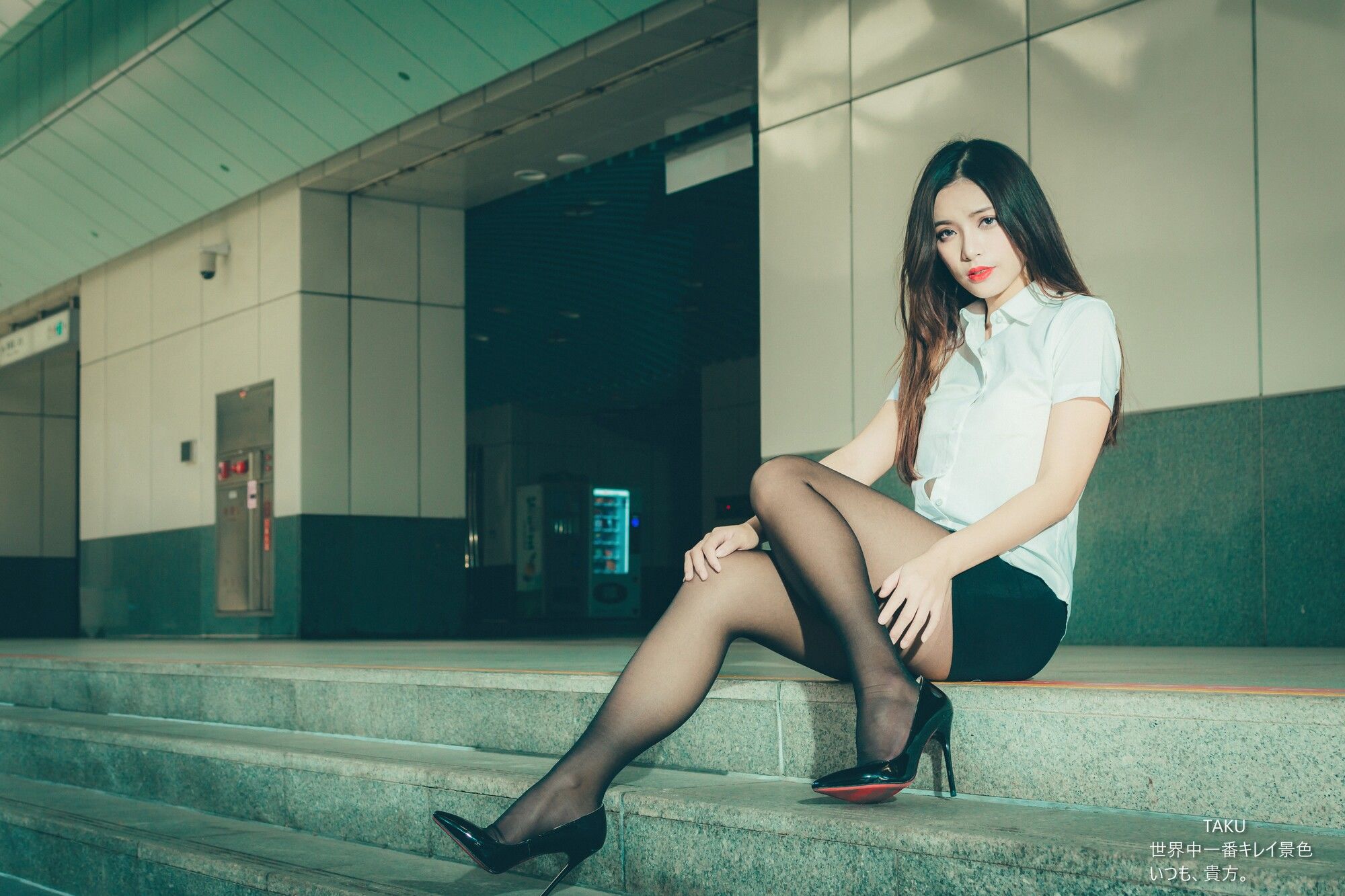 [台湾网红美女] 黄书庭 OL黑絲外拍 写真集