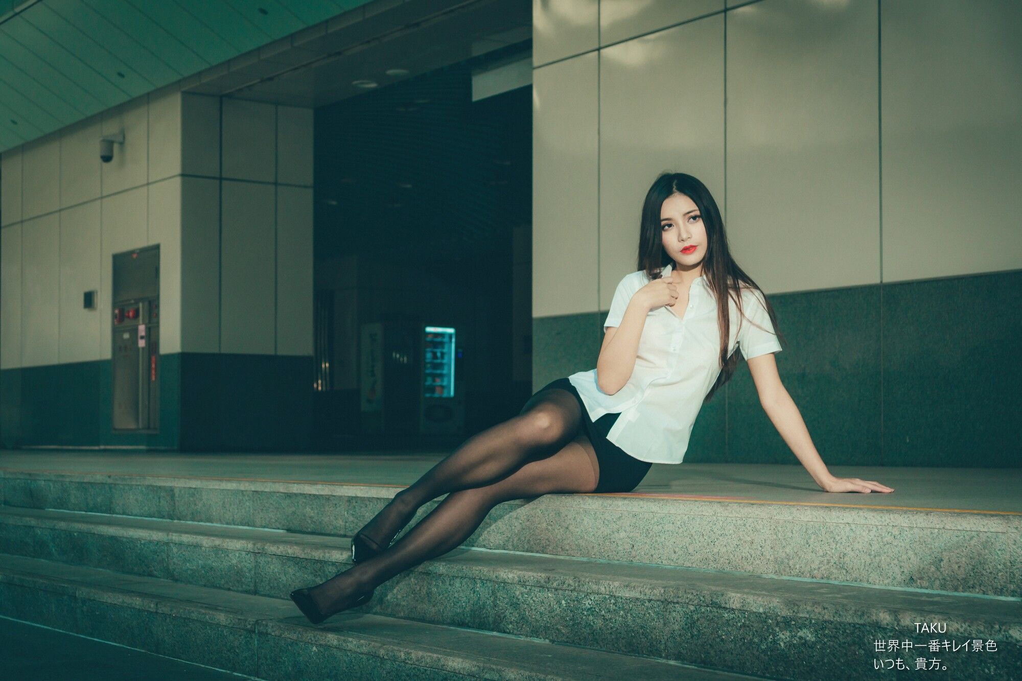 [台湾网红美女] 黄书庭 OL黑絲外拍 写真集