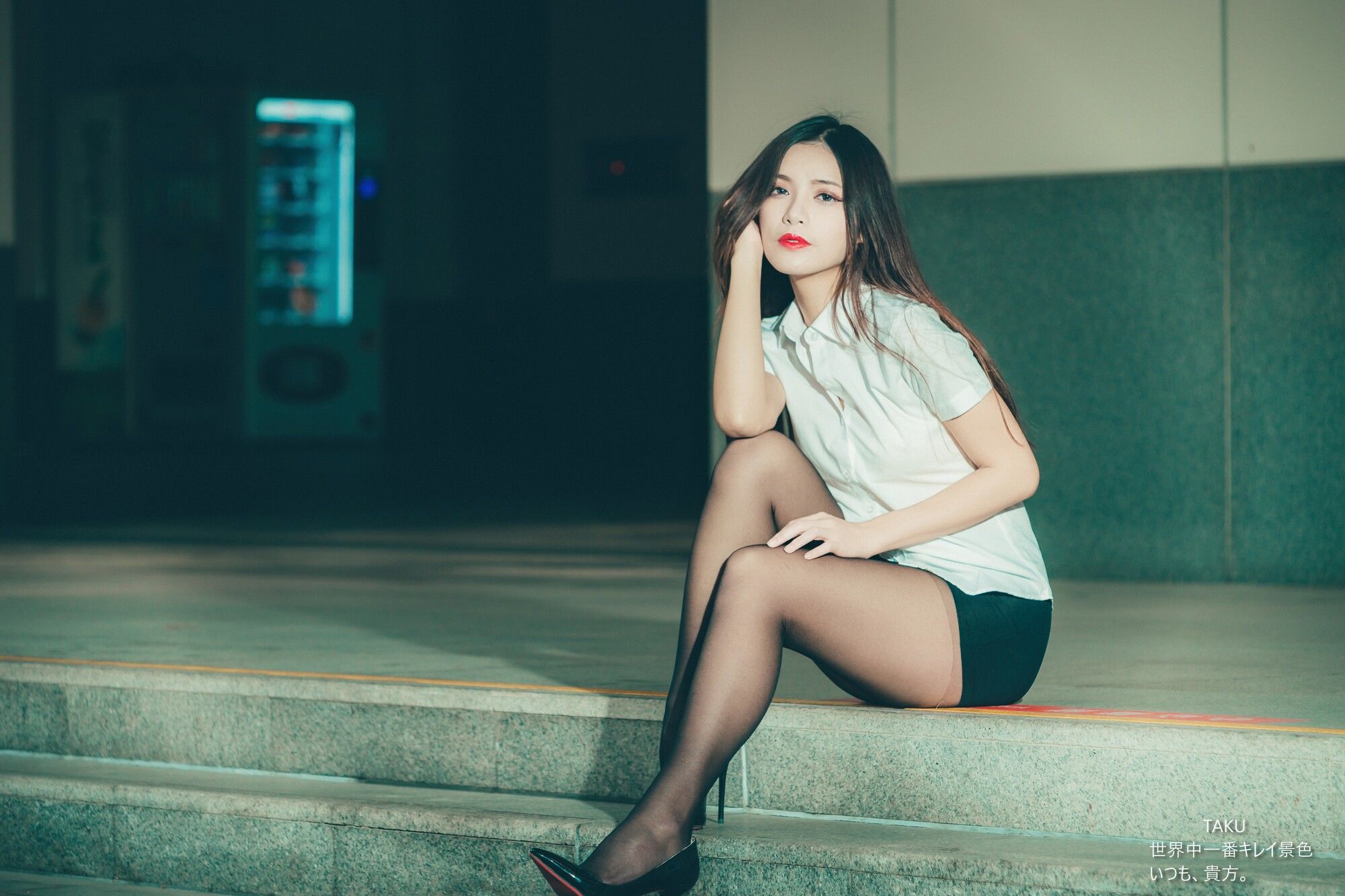 [台湾网红美女] 黄书庭 OL黑絲外拍 写真集