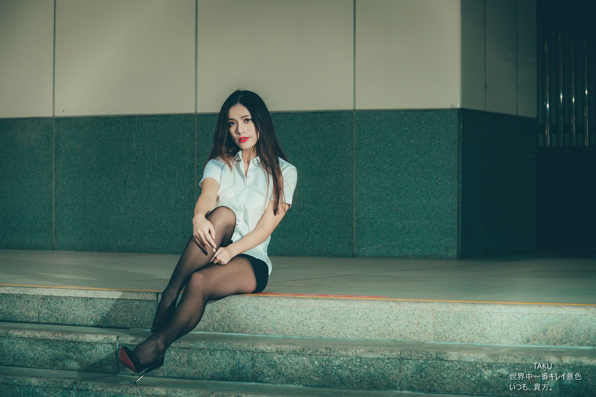 [台湾网红美女] 黄书庭 OL黑絲外拍 写真集