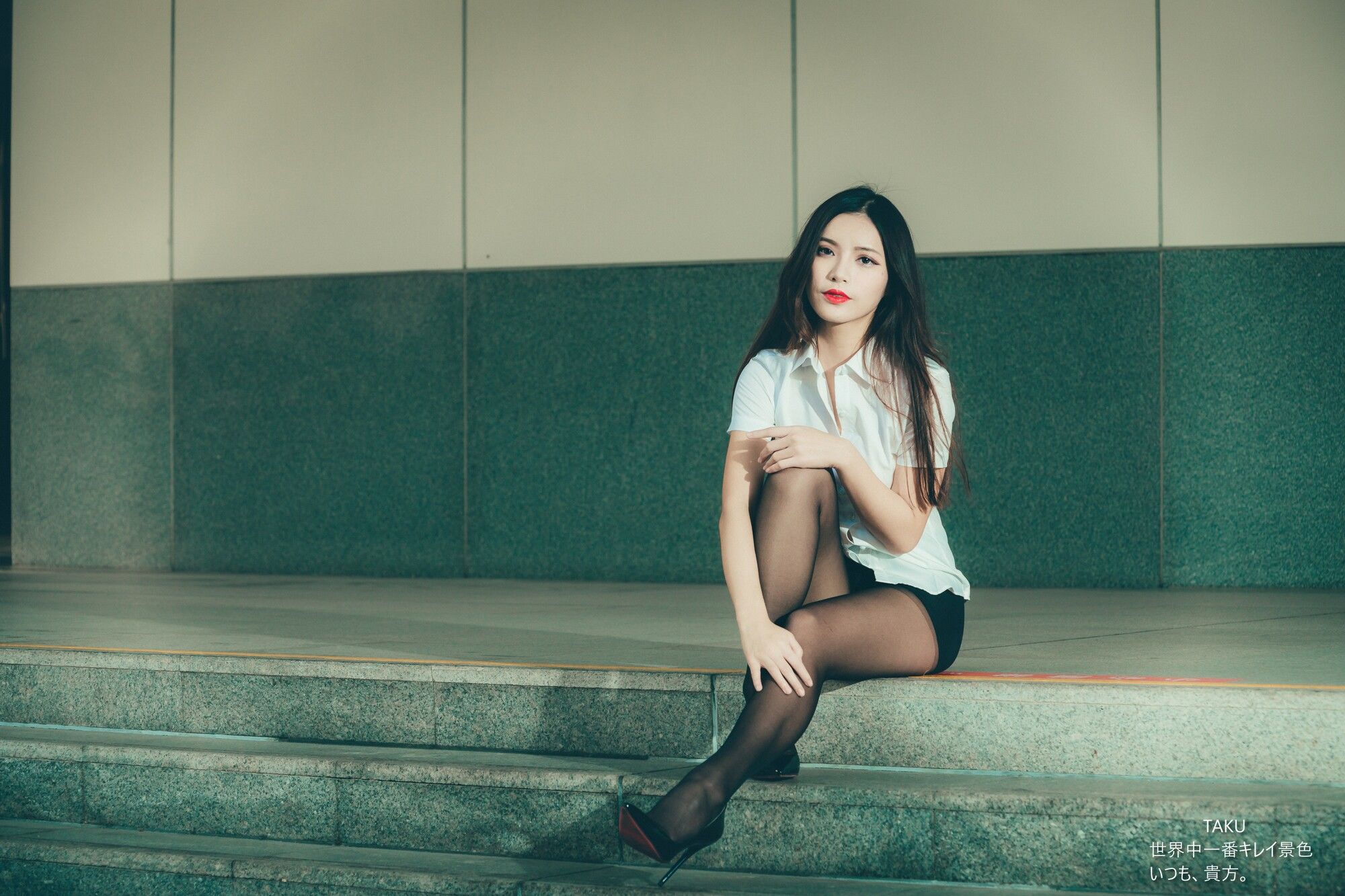 [台湾网红美女] 黄书庭 OL黑絲外拍 写真集