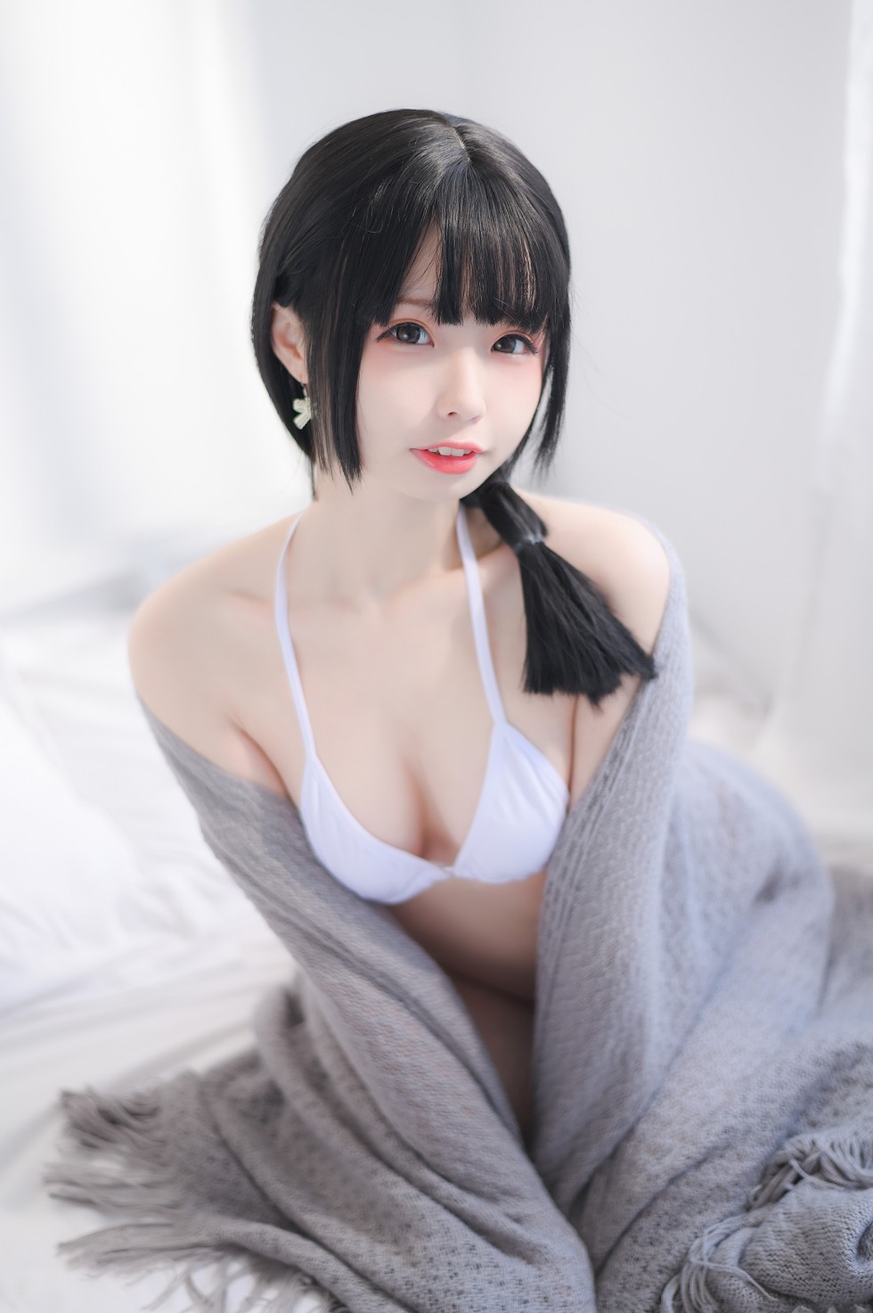 白色泳装美少女居家私房秀白嫩肌肤迷人诱惑写真31P