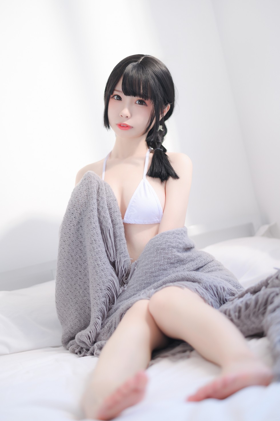 白色泳装美少女居家私房秀白嫩肌肤迷人诱惑写真31P