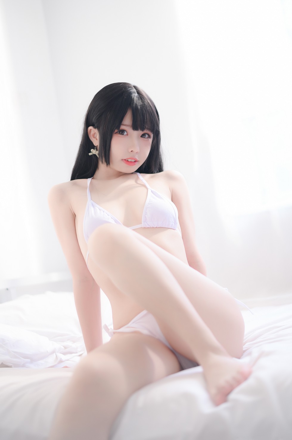 白色泳装美少女居家私房秀白嫩肌肤迷人诱惑写真31P