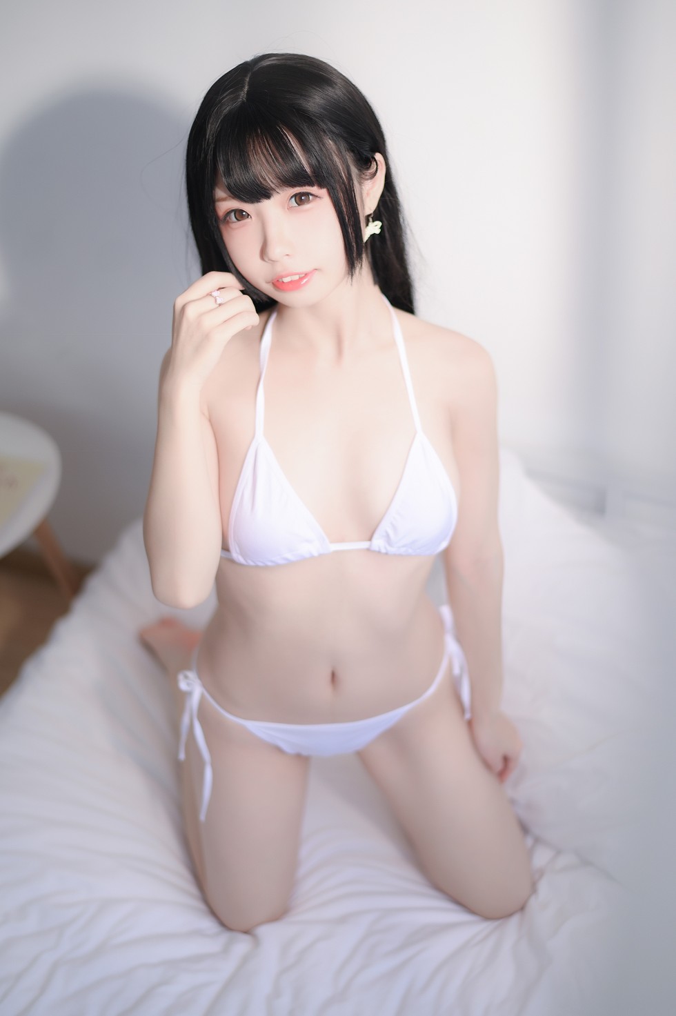 白色泳装美少女居家私房秀白嫩肌肤迷人诱惑写真31P