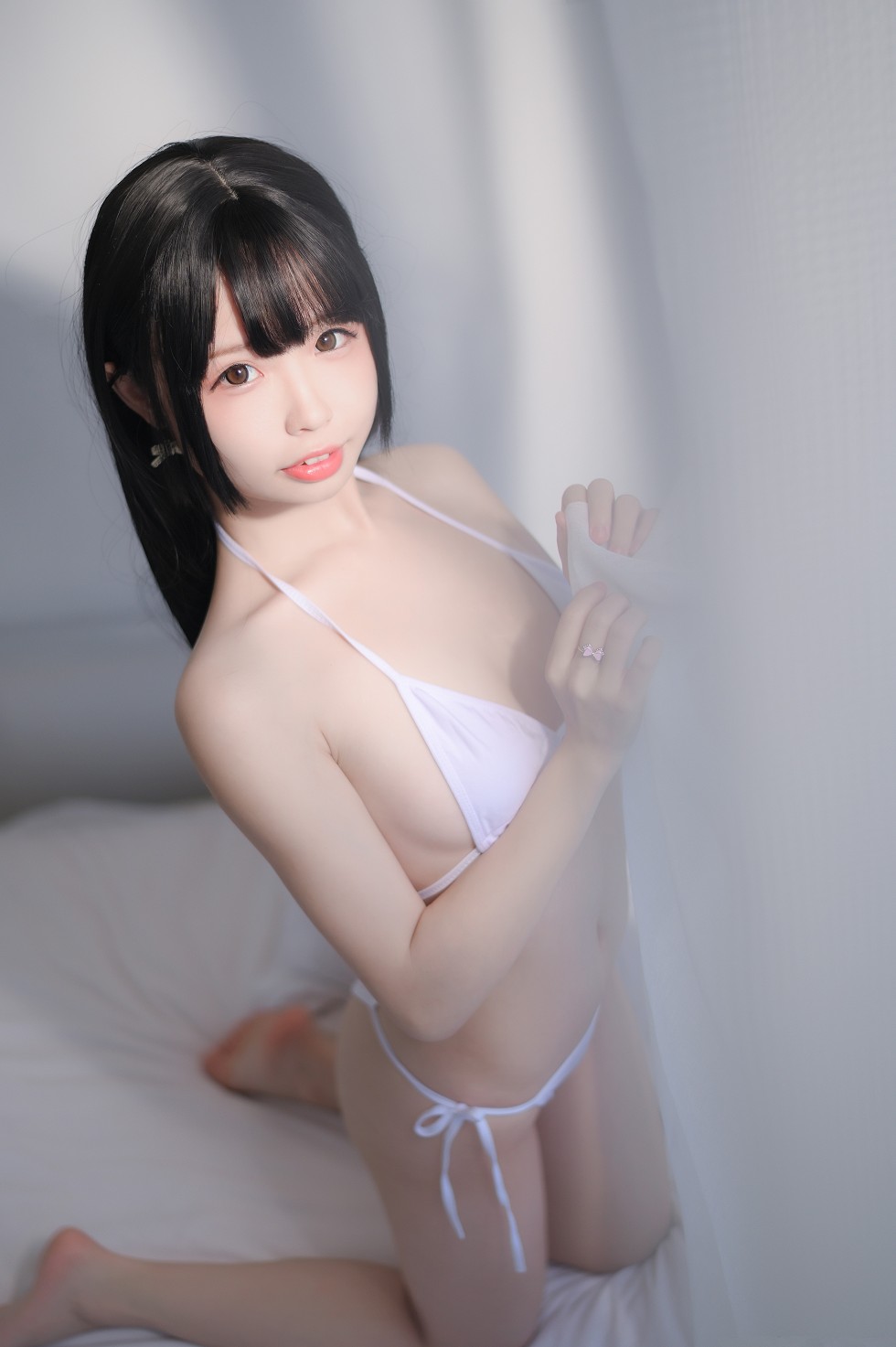 白色泳装美少女居家私房秀白嫩肌肤迷人诱惑写真31P