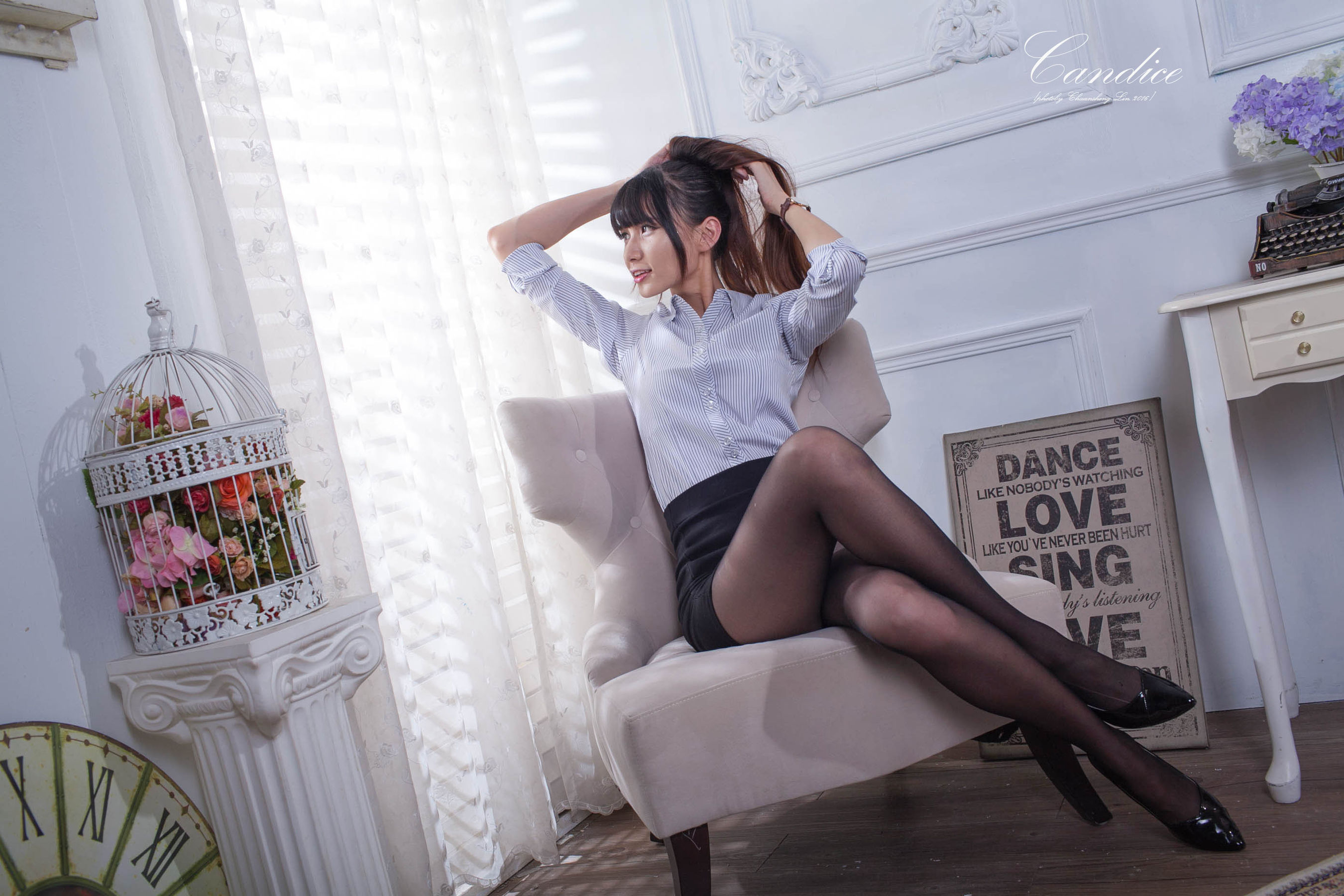 [台湾正妹] 蔡译心 - 棚拍黑丝制服美腿 写真集