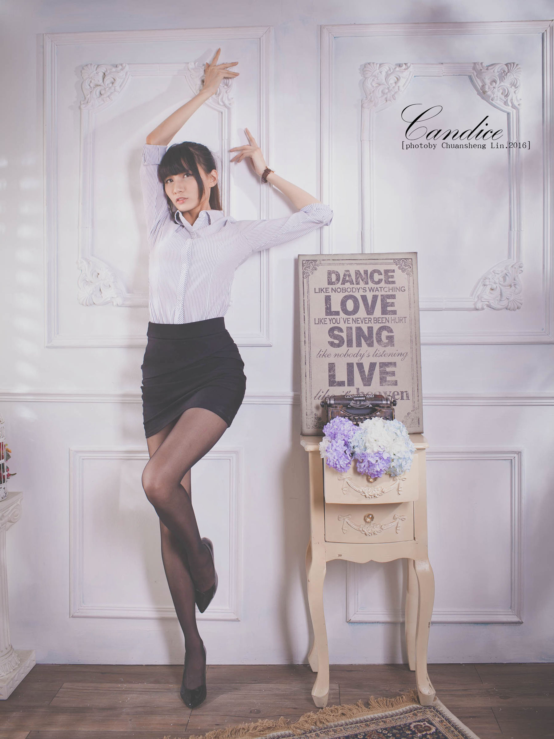 [台湾正妹] 蔡译心 - 棚拍黑丝制服美腿 写真集