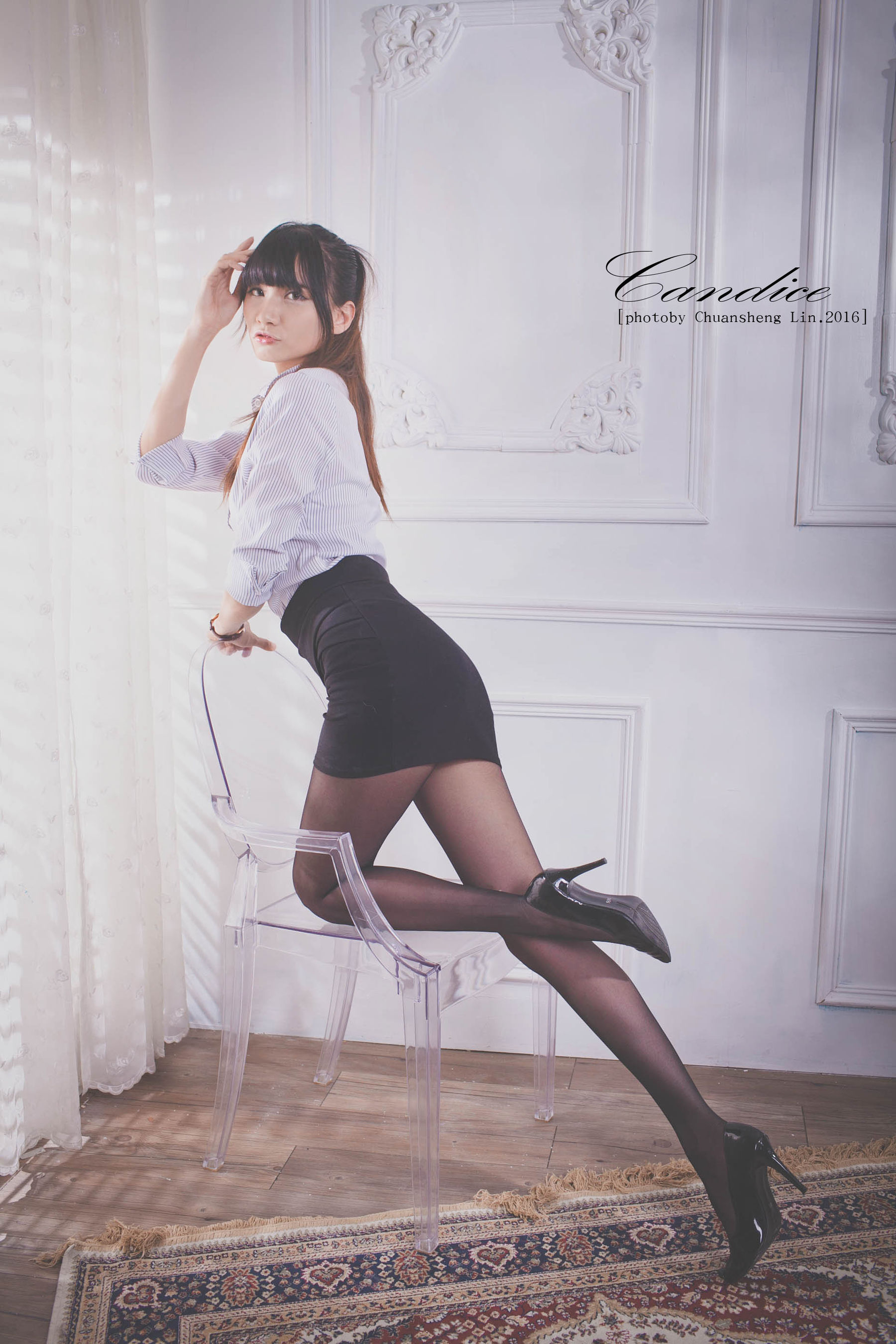 [台湾正妹] 蔡译心 - 棚拍黑丝制服美腿 写真集