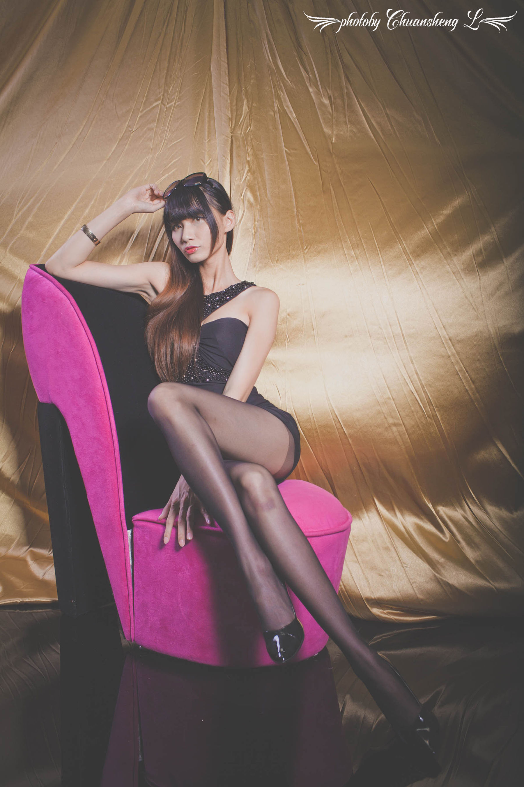 [台湾正妹] 蔡译心 - 棚拍黑丝制服美腿 写真集