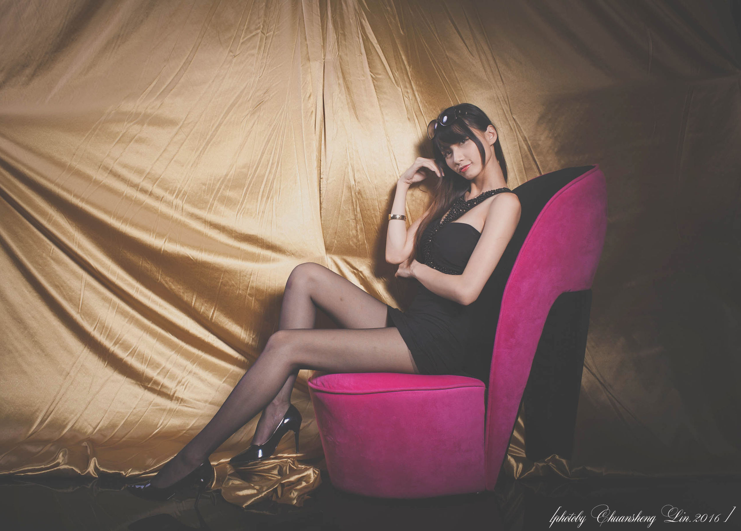 [台湾正妹] 蔡译心 - 棚拍黑丝制服美腿 写真集