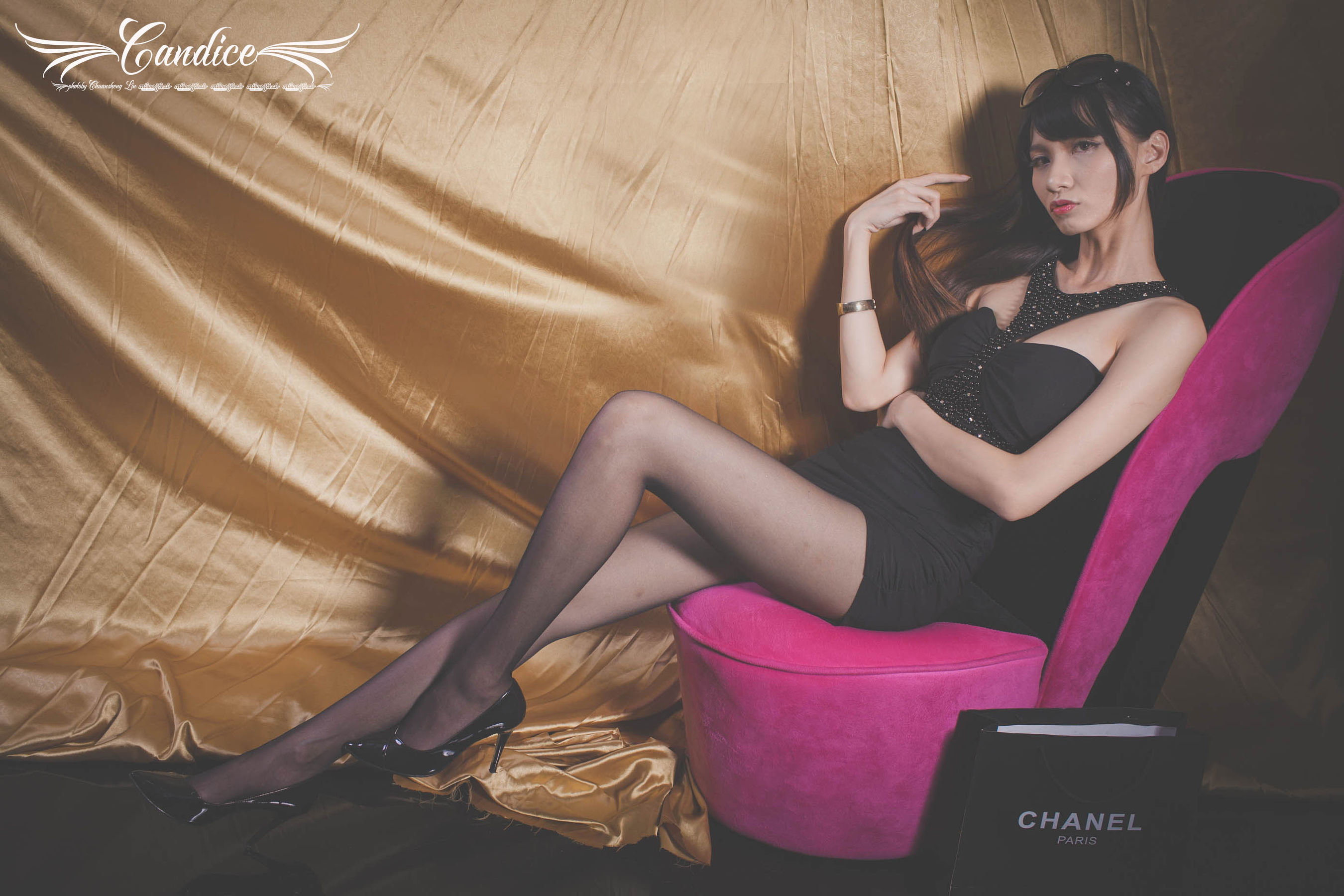 [台湾正妹] 蔡译心 - 棚拍黑丝制服美腿 写真集