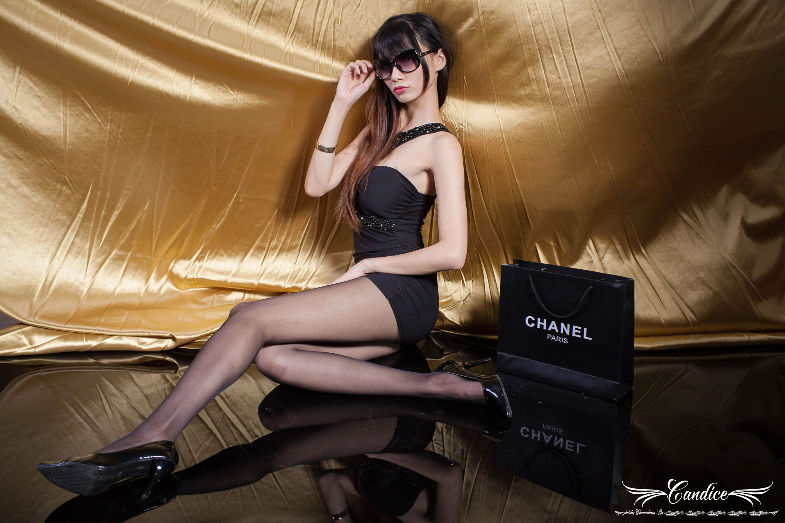 [台湾正妹] 蔡译心 - 棚拍黑丝制服美腿 写真集