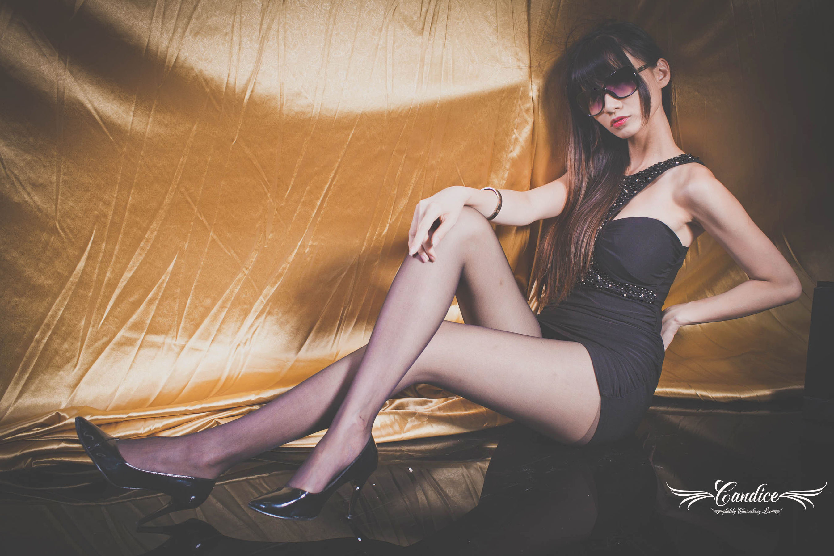 [台湾正妹] 蔡译心 - 棚拍黑丝制服美腿 写真集