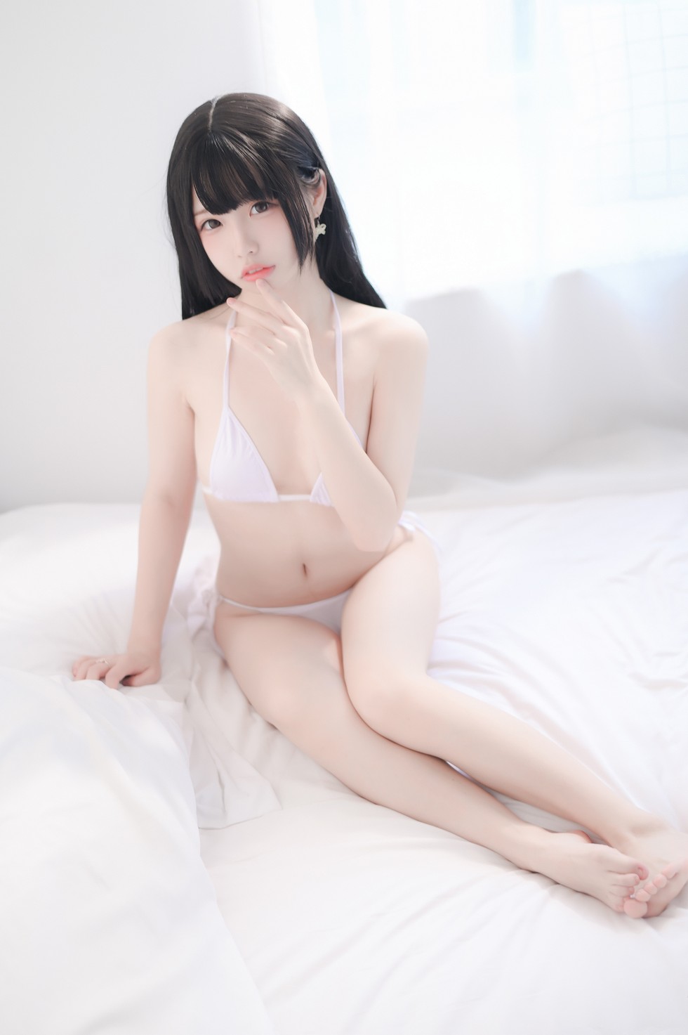 白色泳装美少女居家私房秀白嫩肌肤迷人诱惑写真31P