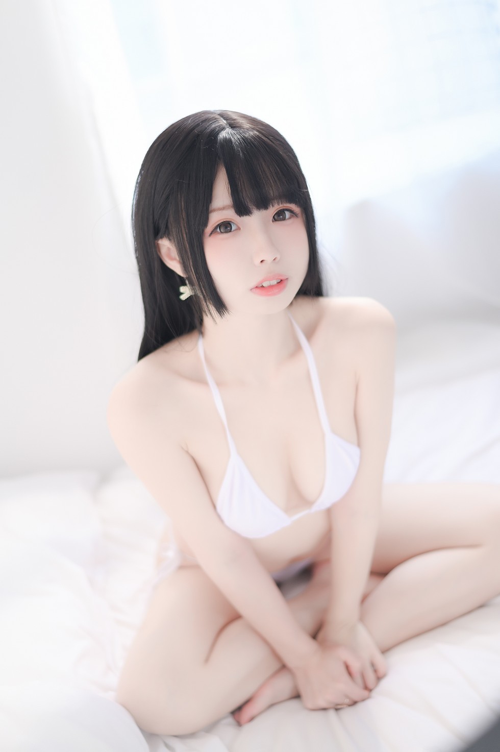 白色泳装美少女居家私房秀白嫩肌肤迷人诱惑写真31P