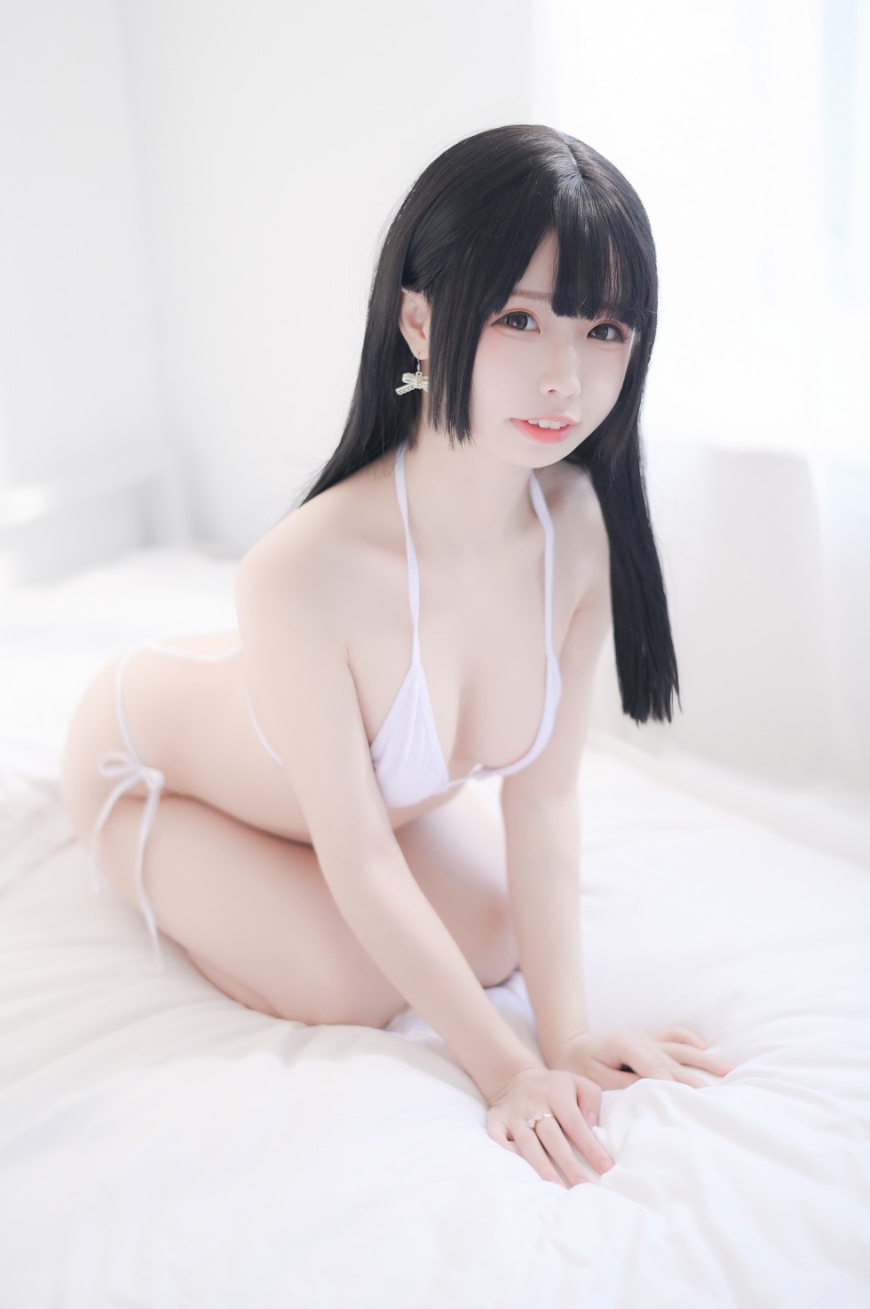 白色泳装美少女居家私房秀白嫩肌肤迷人诱惑写真31P