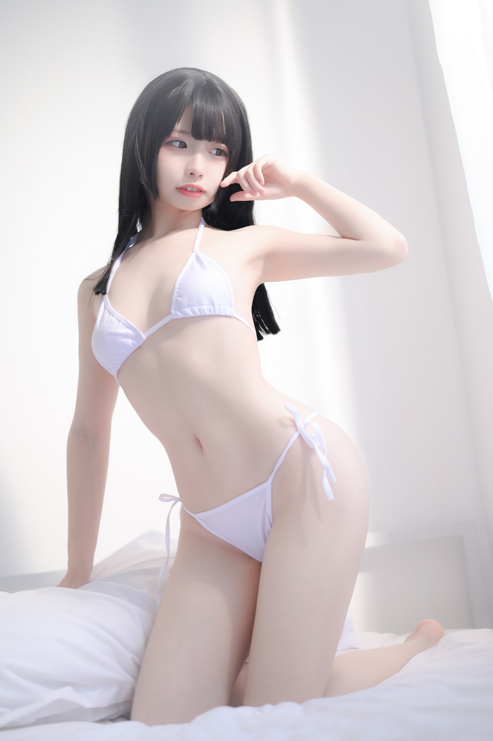 白色泳装美少女居家私房秀白嫩肌肤迷人诱惑写真31P