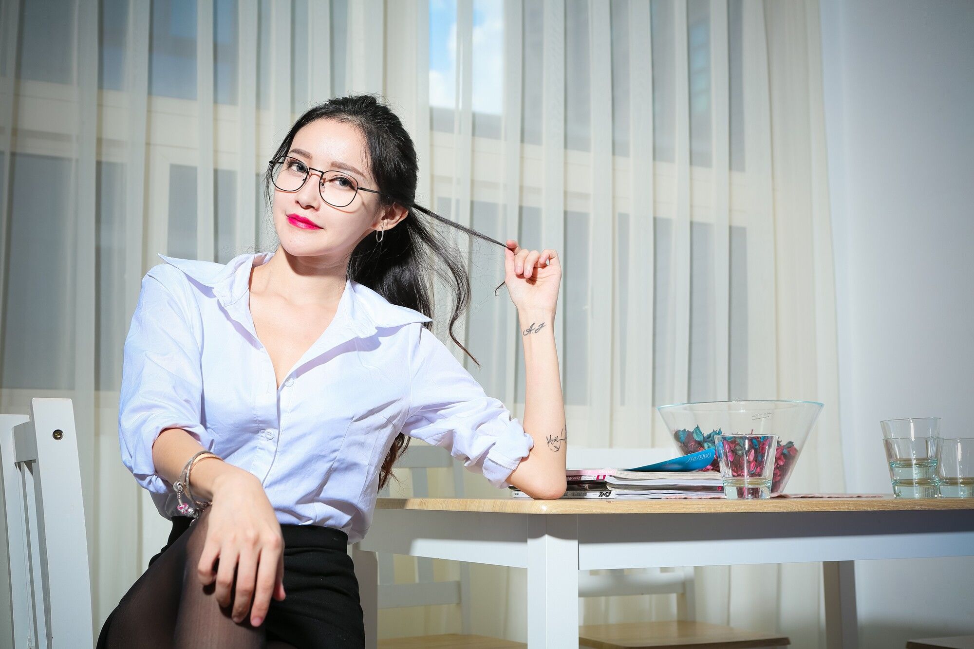 [台湾网红美女] 艾葳Avril《性感OL黑丝与包臀内衣美胸秀》 写真集