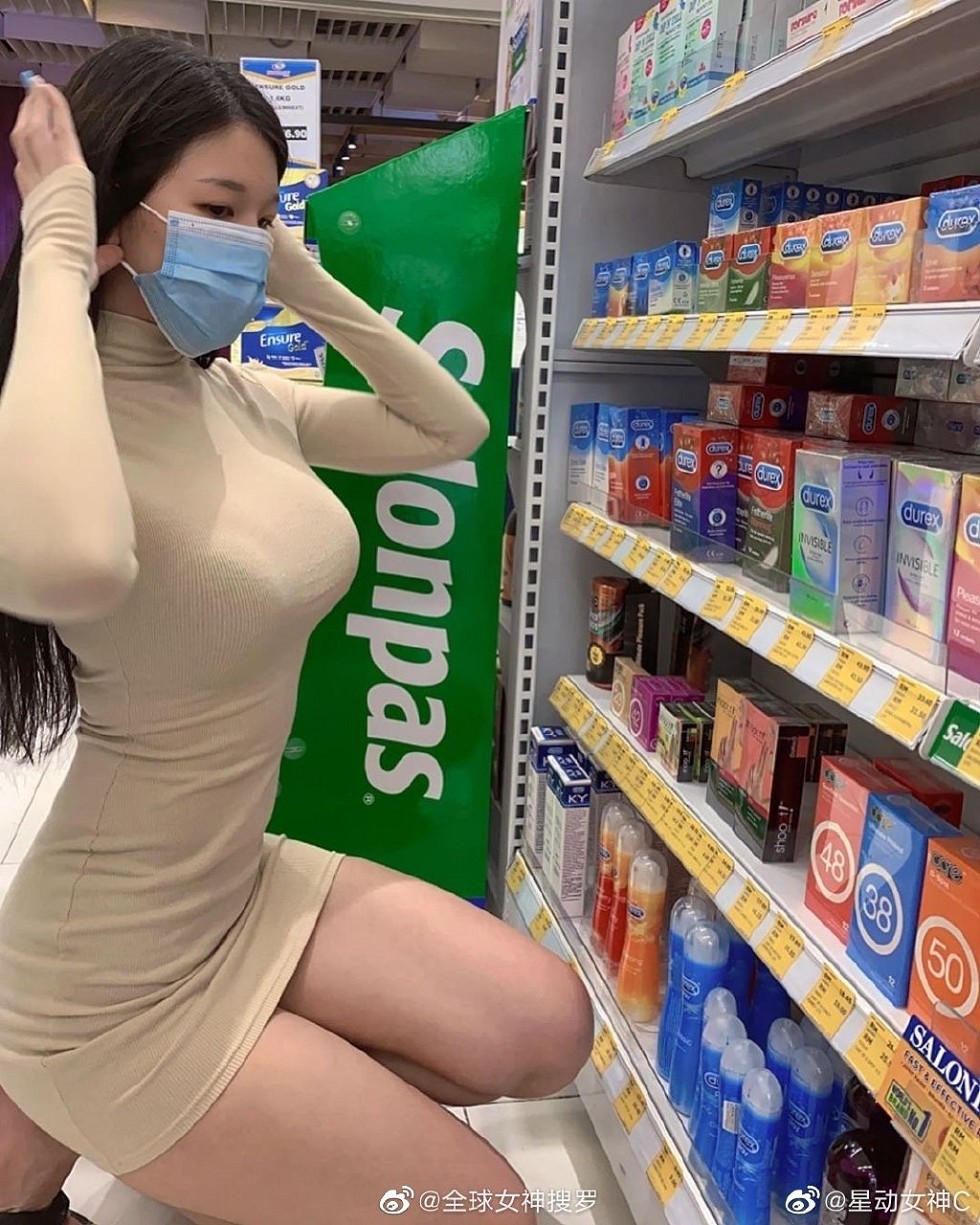 口罩美少妇户外性感服饰秀完美身材傲人豪乳诱惑写真9P