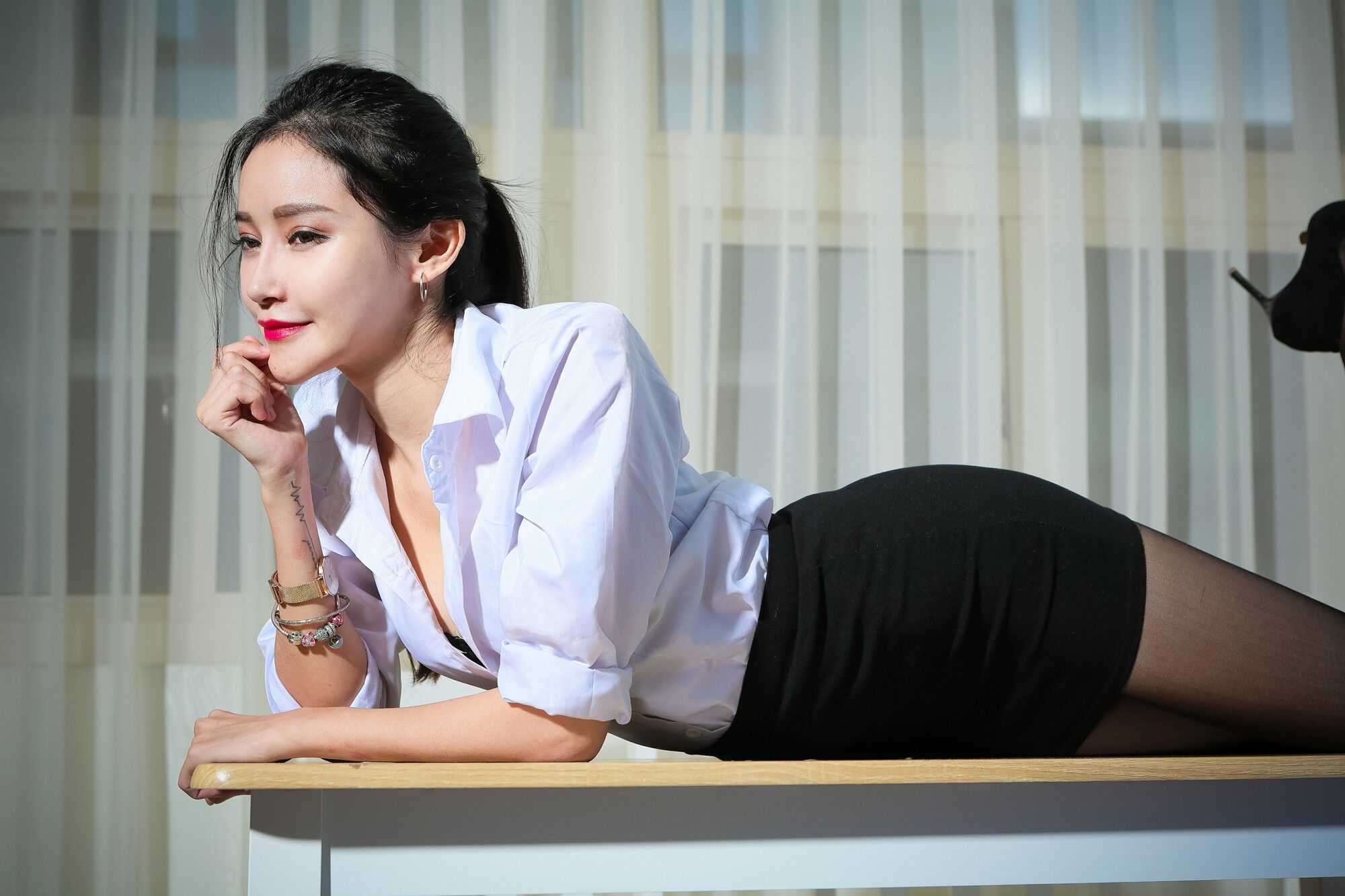 [台湾网红美女] 艾葳Avril《性感OL黑丝与包臀内衣美胸秀》 写真集