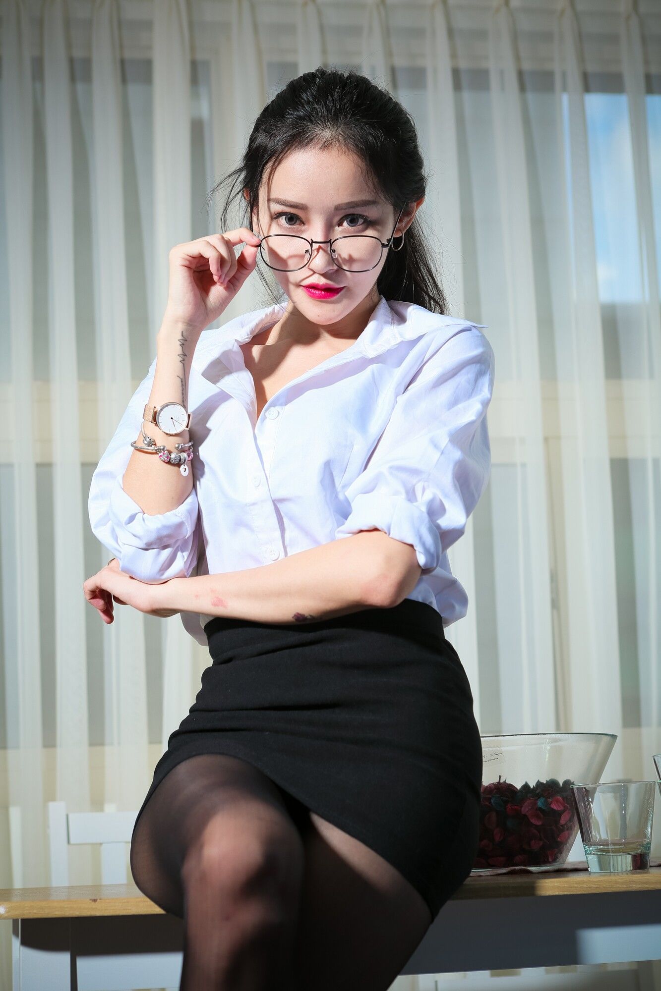 [台湾网红美女] 艾葳Avril《性感OL黑丝与包臀内衣美胸秀》 写真集