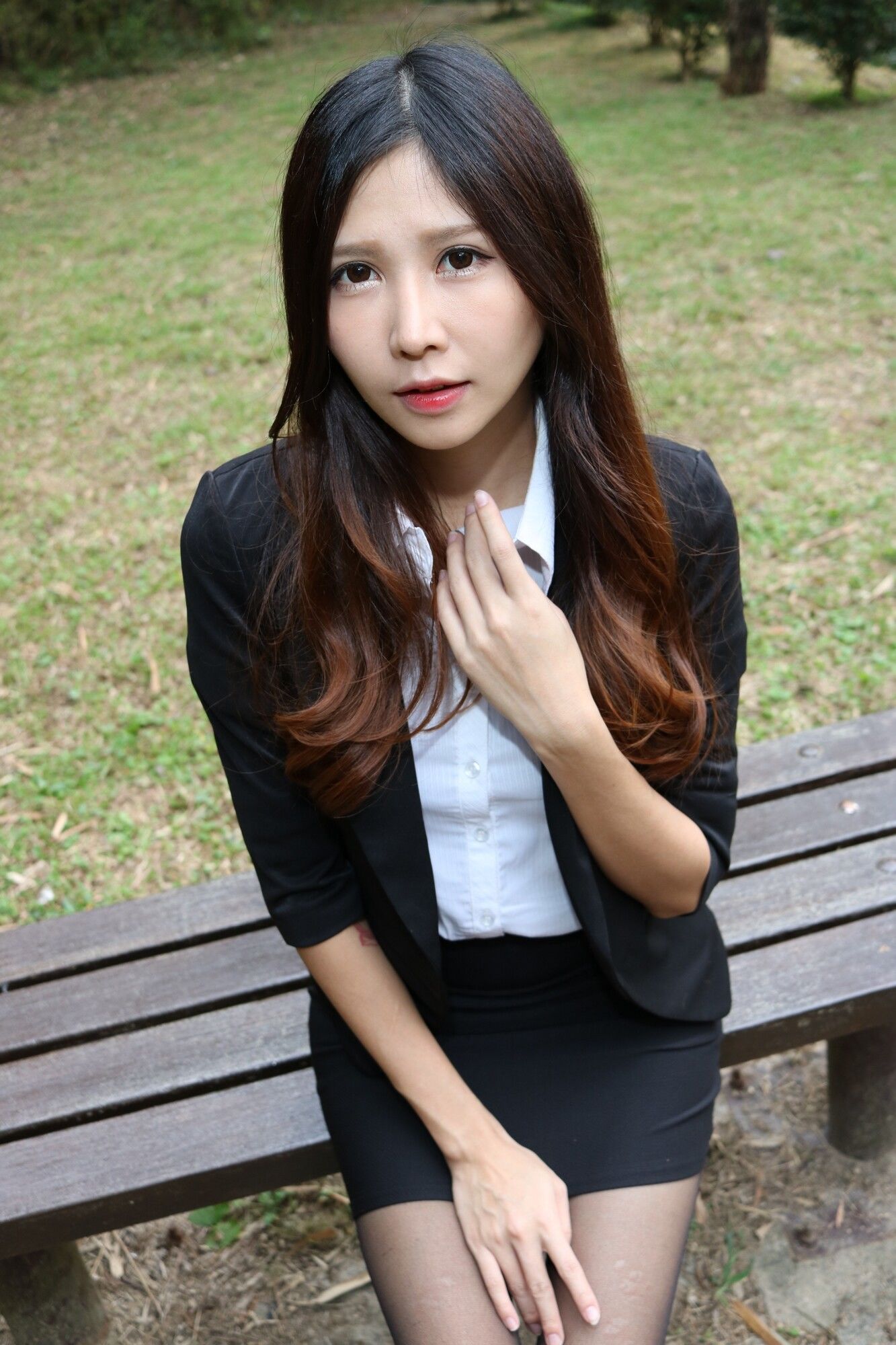 [台湾嫩模] Zooey《中文大學OL黑絲美腿》 写真集