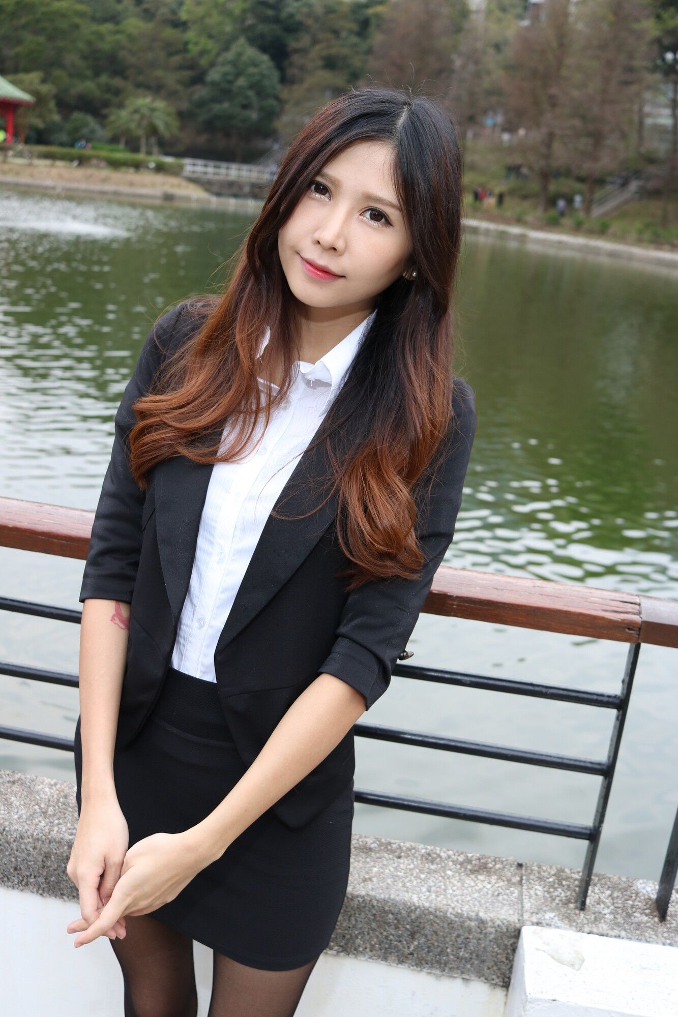 [台湾嫩模] Zooey《中文大學OL黑絲美腿》 写真集