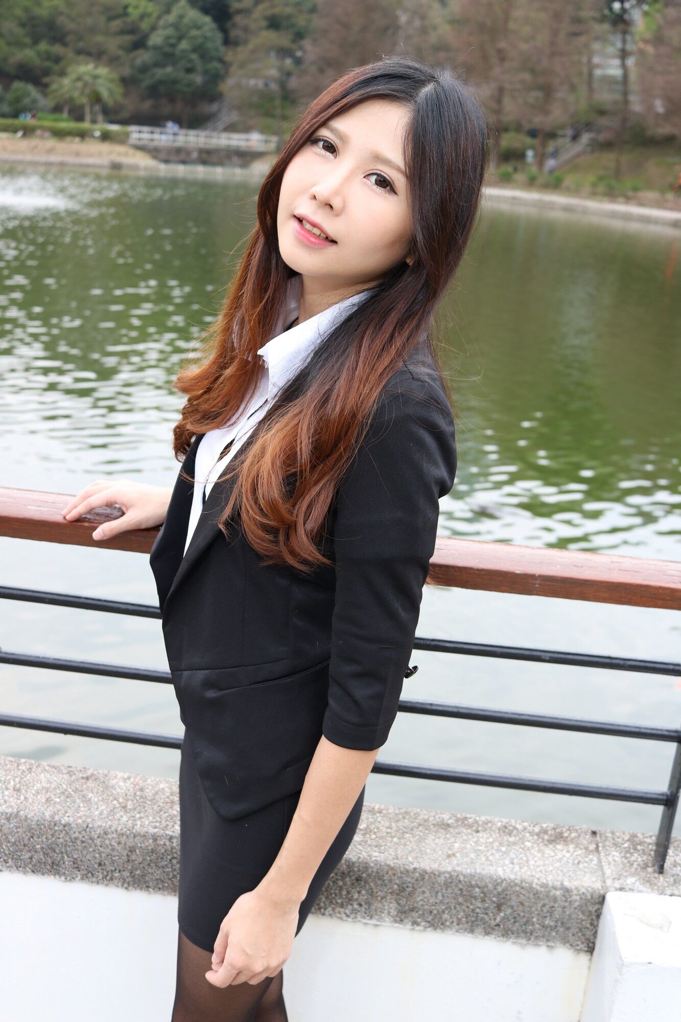 [台湾嫩模] Zooey《中文大學OL黑絲美腿》 写真集