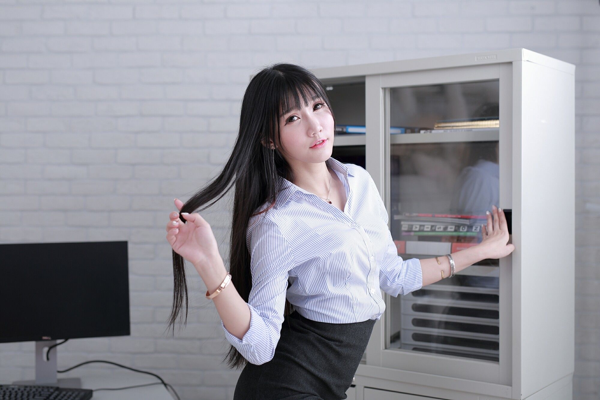 [台湾女神] 乔乔儿 - 吊带黑丝娇俏OL 写真集