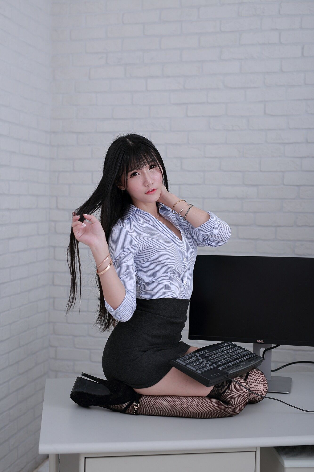 [台湾女神] 乔乔儿 - 吊带黑丝娇俏OL 写真集