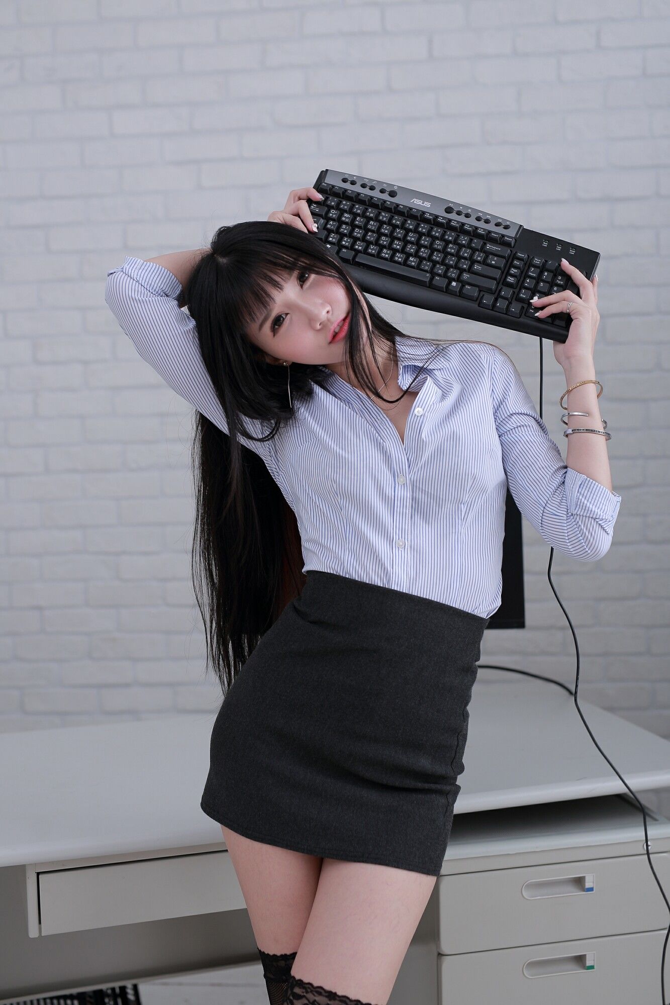 [台湾女神] 乔乔儿 - 吊带黑丝娇俏OL 写真集