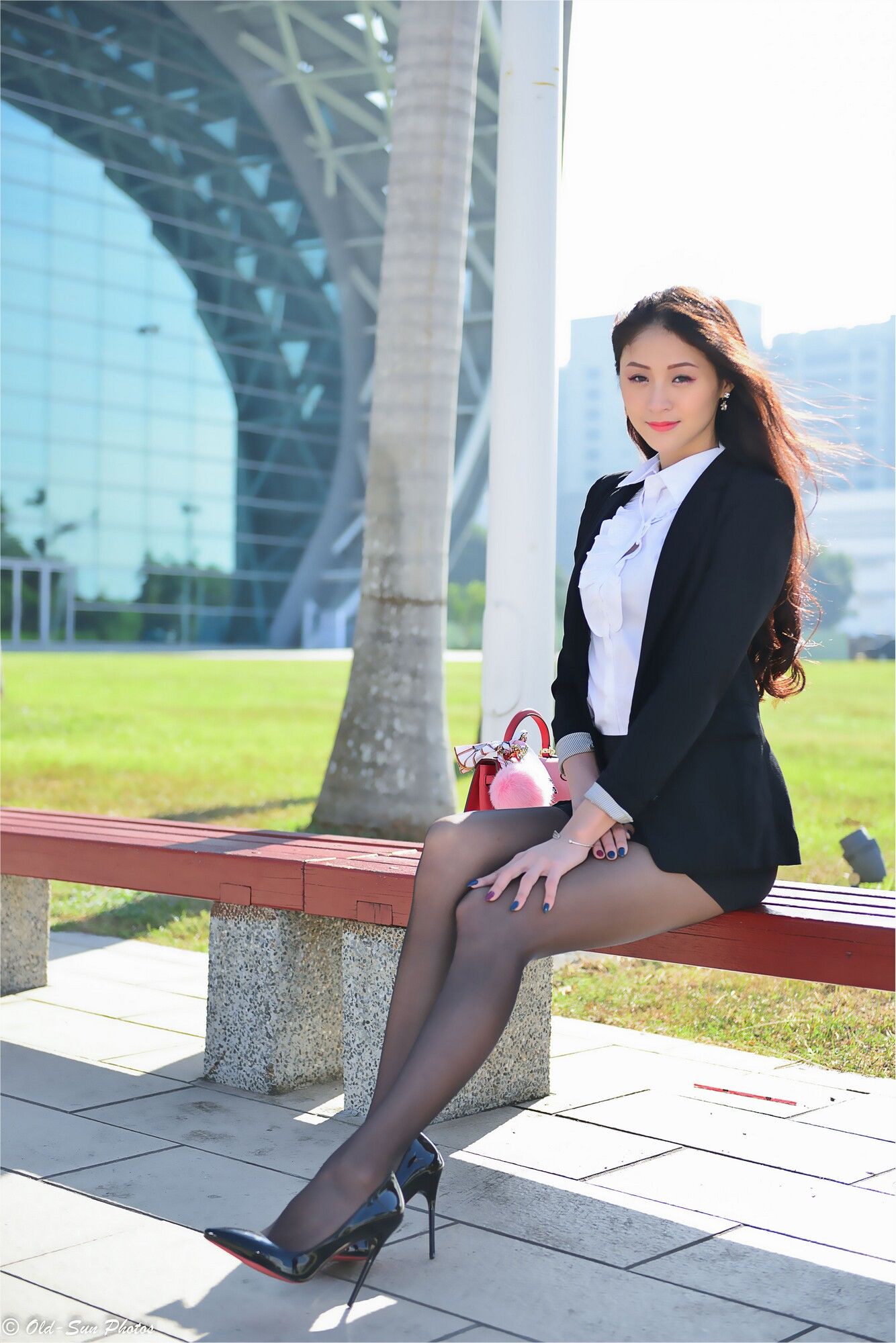 [台湾女神] 小梵《展覽館旁OL街拍》 写真集