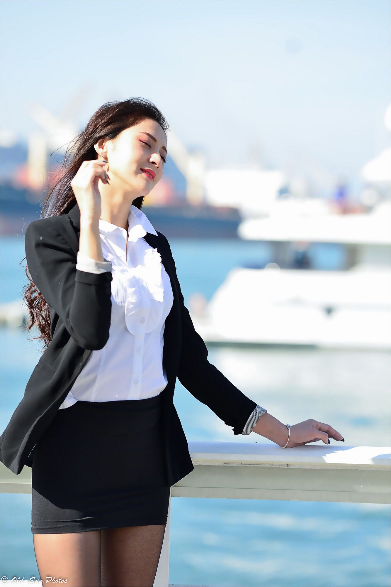 [台湾女神] 小梵《展覽館旁OL街拍》 写真集