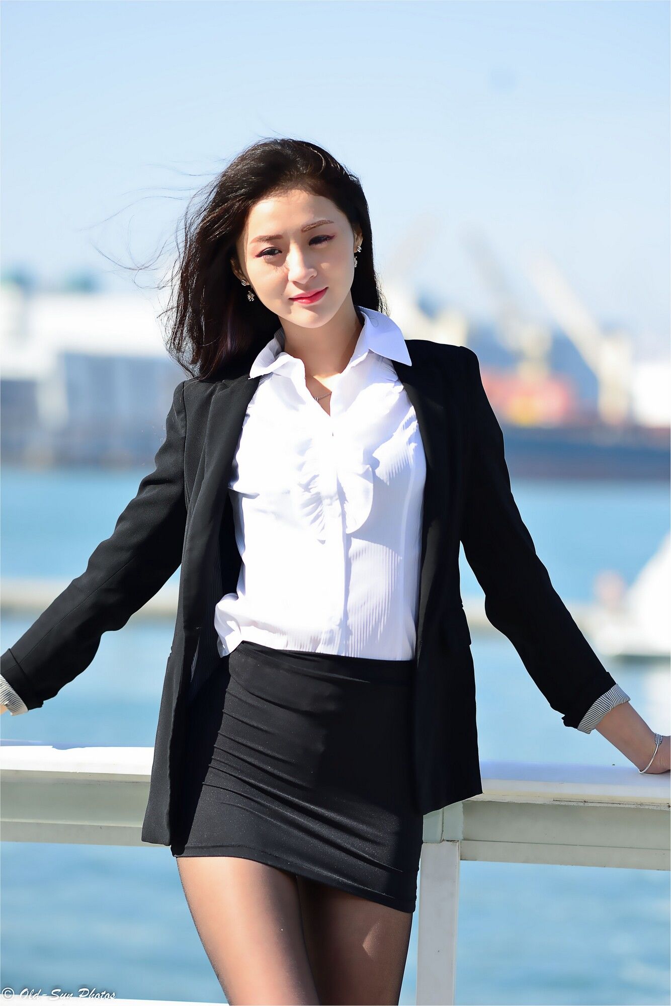 [台湾女神] 小梵《展覽館旁OL街拍》 写真集