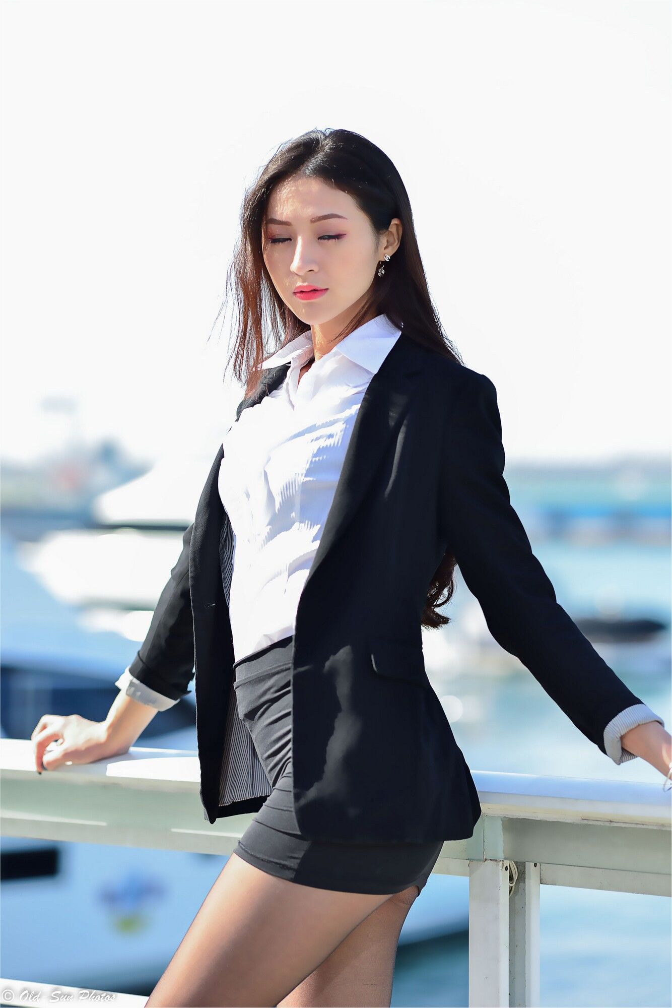 [台湾女神] 小梵《展覽館旁OL街拍》 写真集