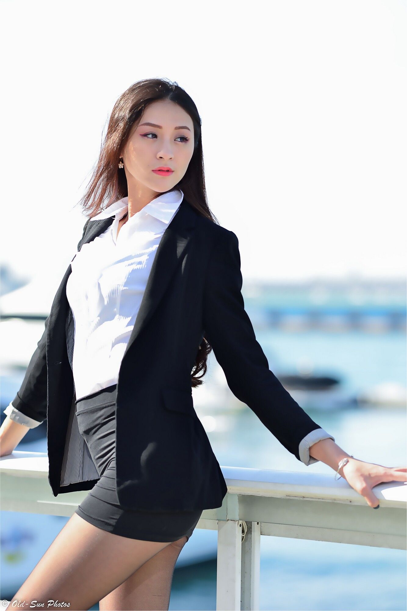 [台湾女神] 小梵《展覽館旁OL街拍》 写真集