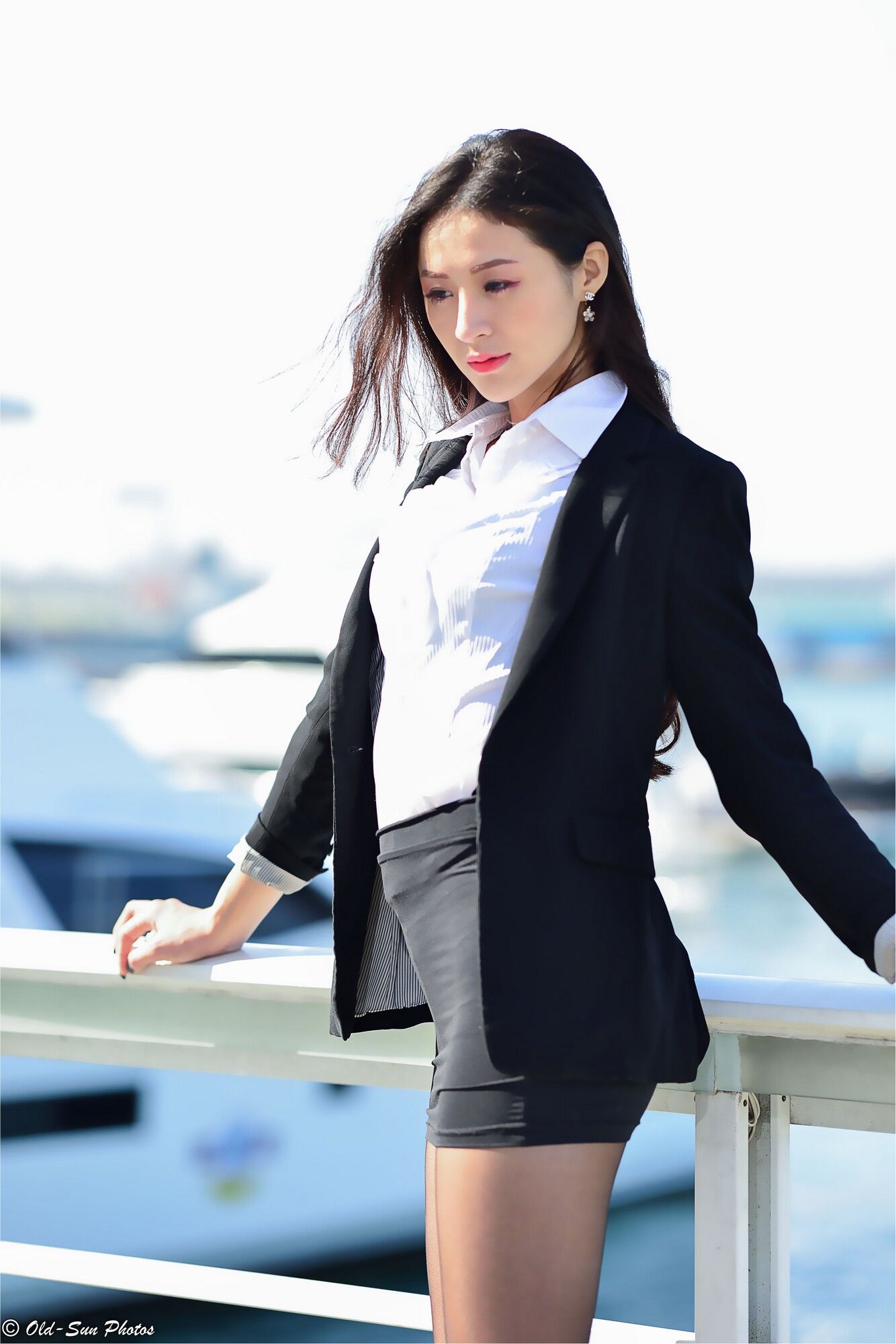 [台湾女神] 小梵《展覽館旁OL街拍》 写真集