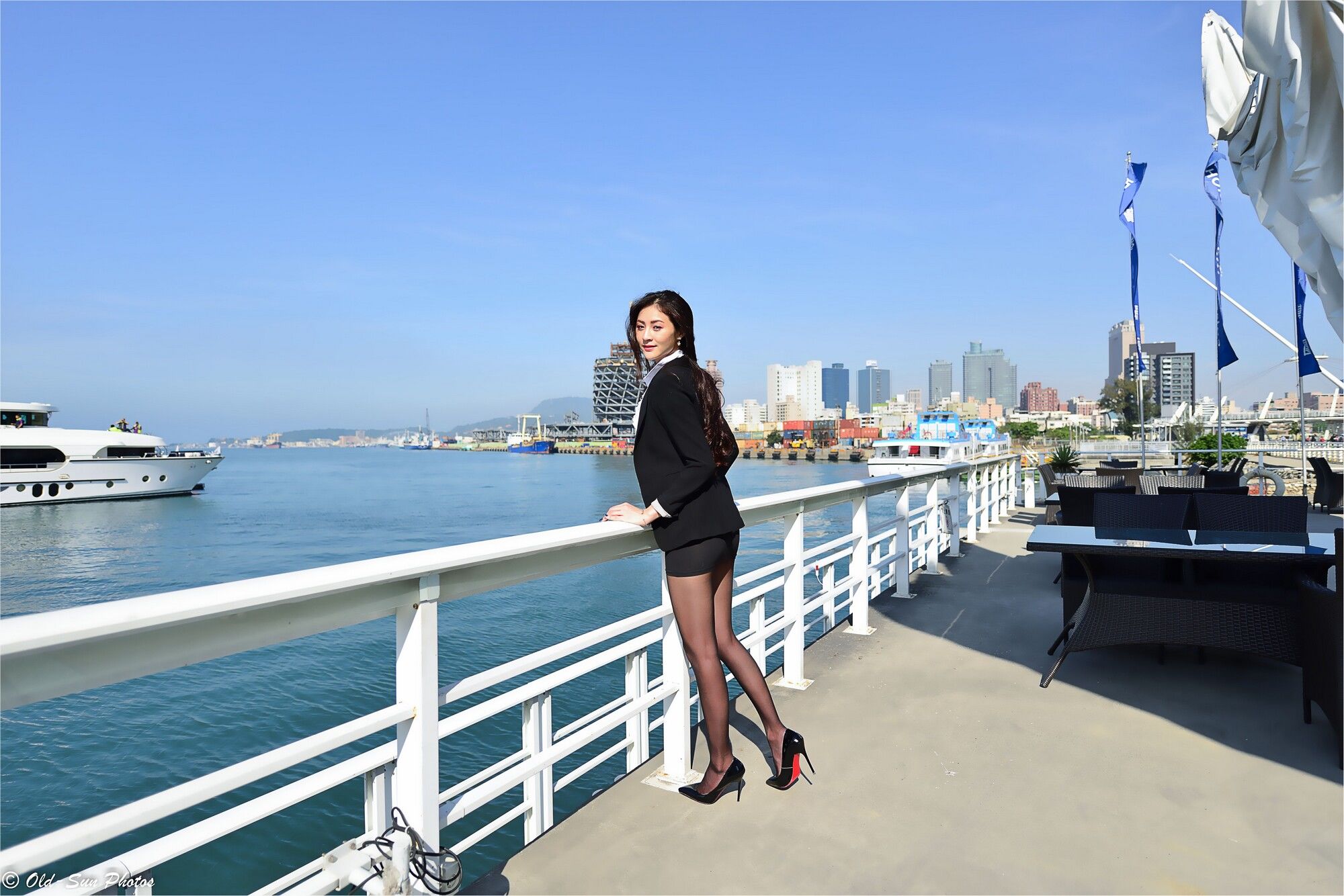 [台湾女神] 小梵《展覽館旁OL街拍》 写真集