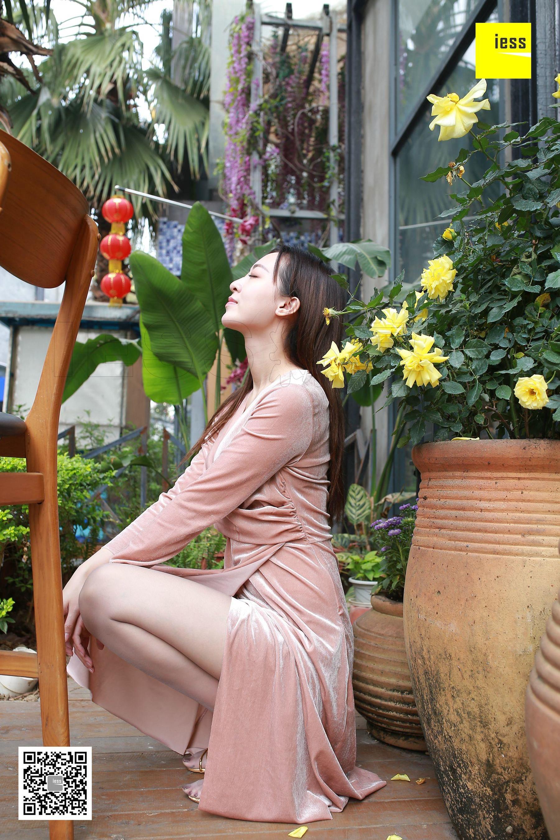 紫紫《大长腿灰丝凉鞋》 [异思趣向IESS] 丝享家218 写真集