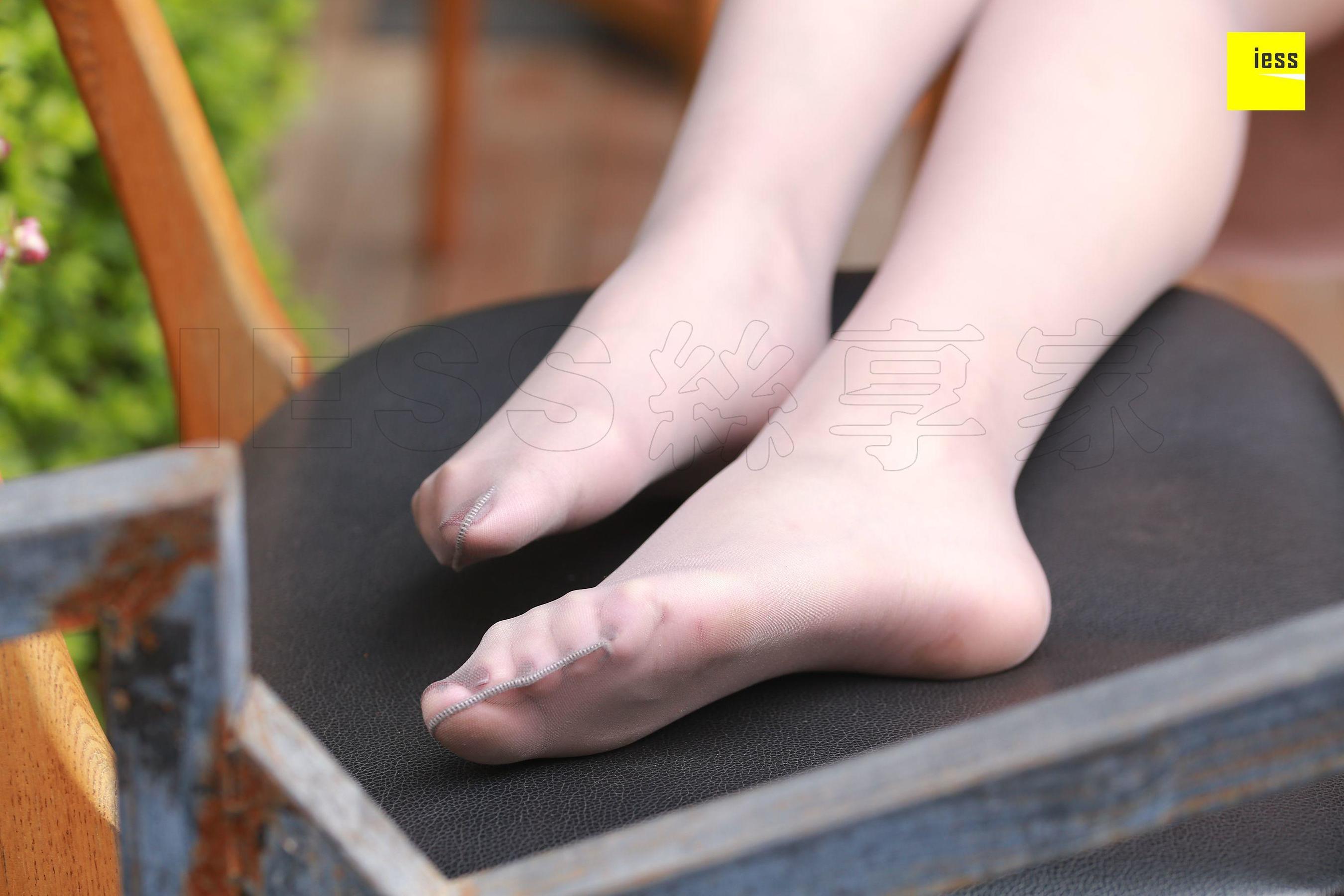 紫紫《大长腿灰丝凉鞋》 [异思趣向IESS] 丝享家218 写真集