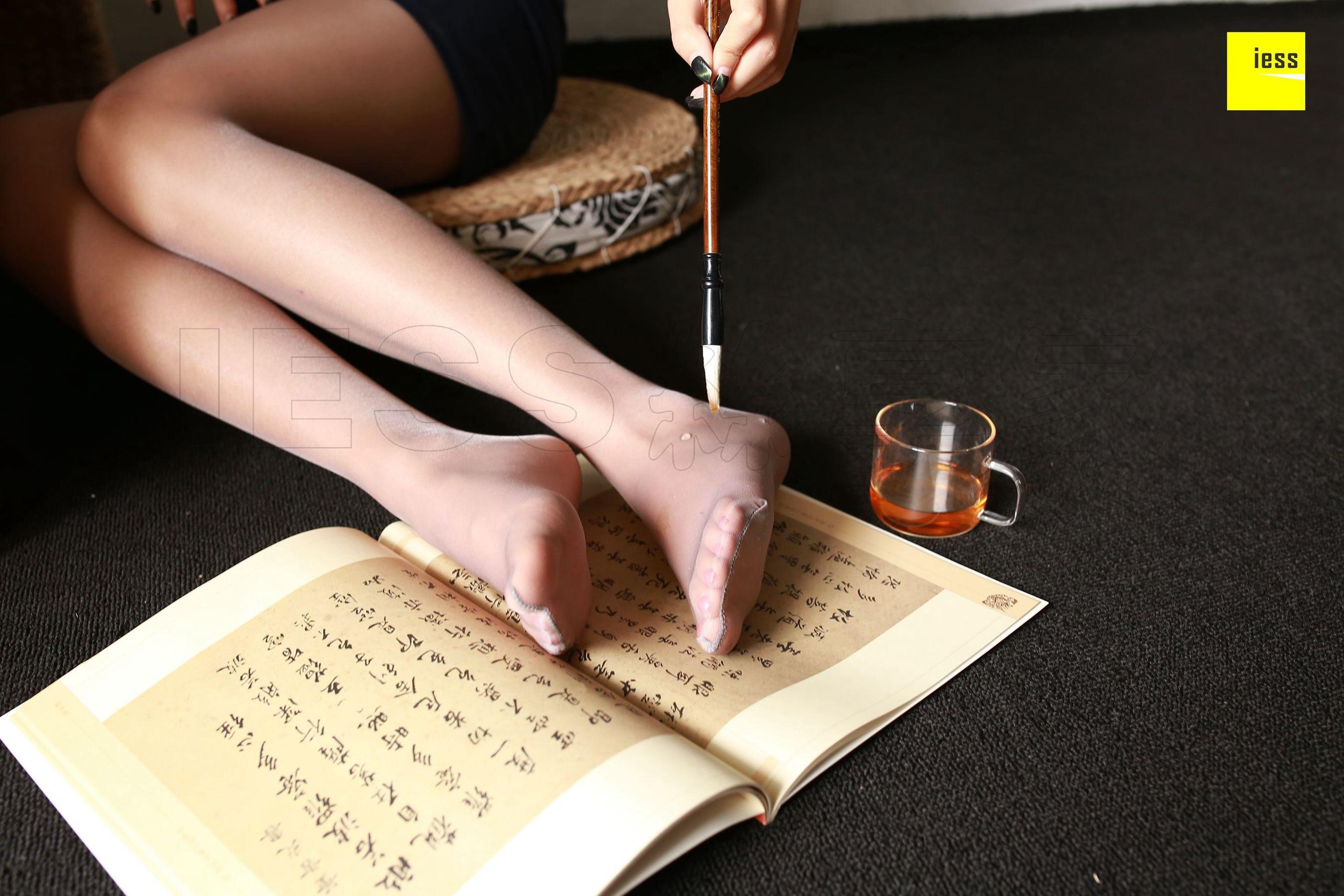 婉萍《笔情墨趣 幽幽袜香》 [异思趣向IESS] 丝享家230 写真集