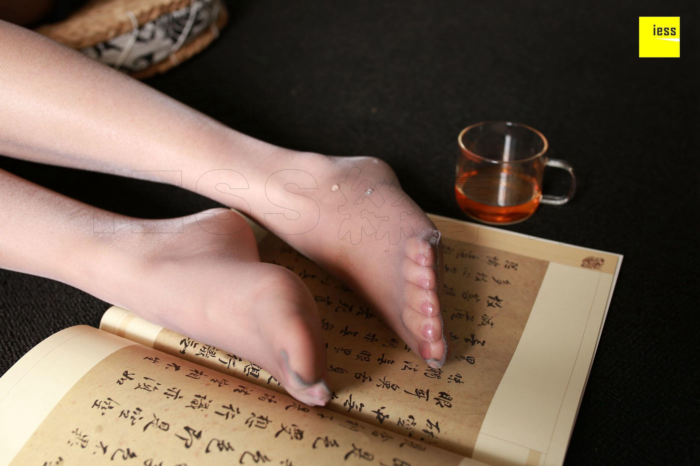 婉萍《笔情墨趣 幽幽袜香》 [异思趣向IESS] 丝享家230 写真集